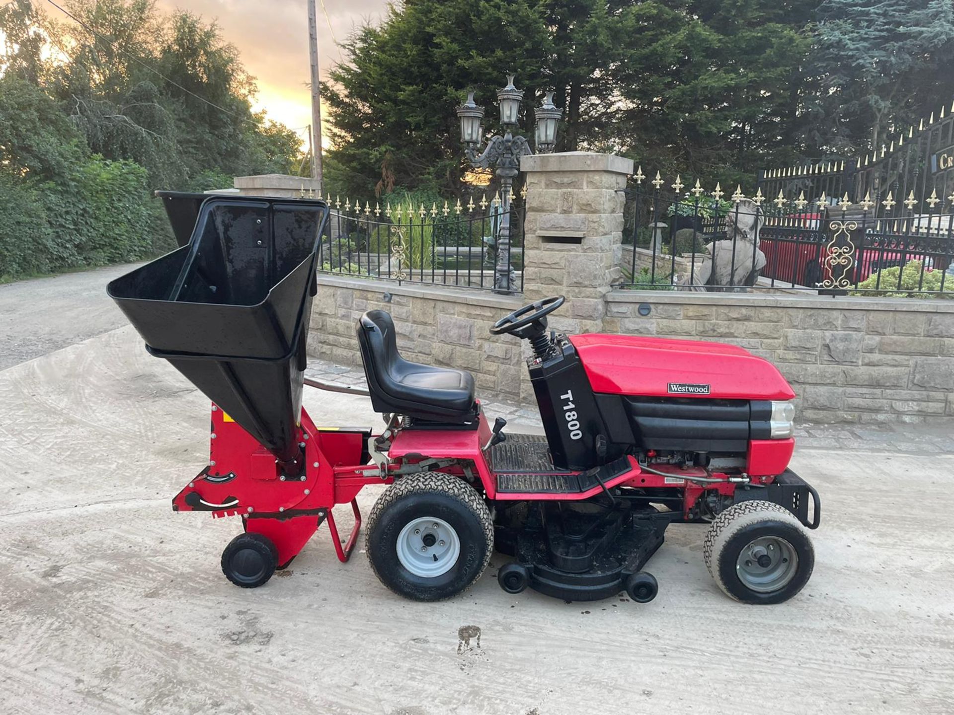 WESTWOOD T1800 4WD RIDE ON MOWER WITH WOOD CHIPPER, HYDROSTATIC, RUNS DRIVES AND CUTS *NO VAT* - Image 2 of 17