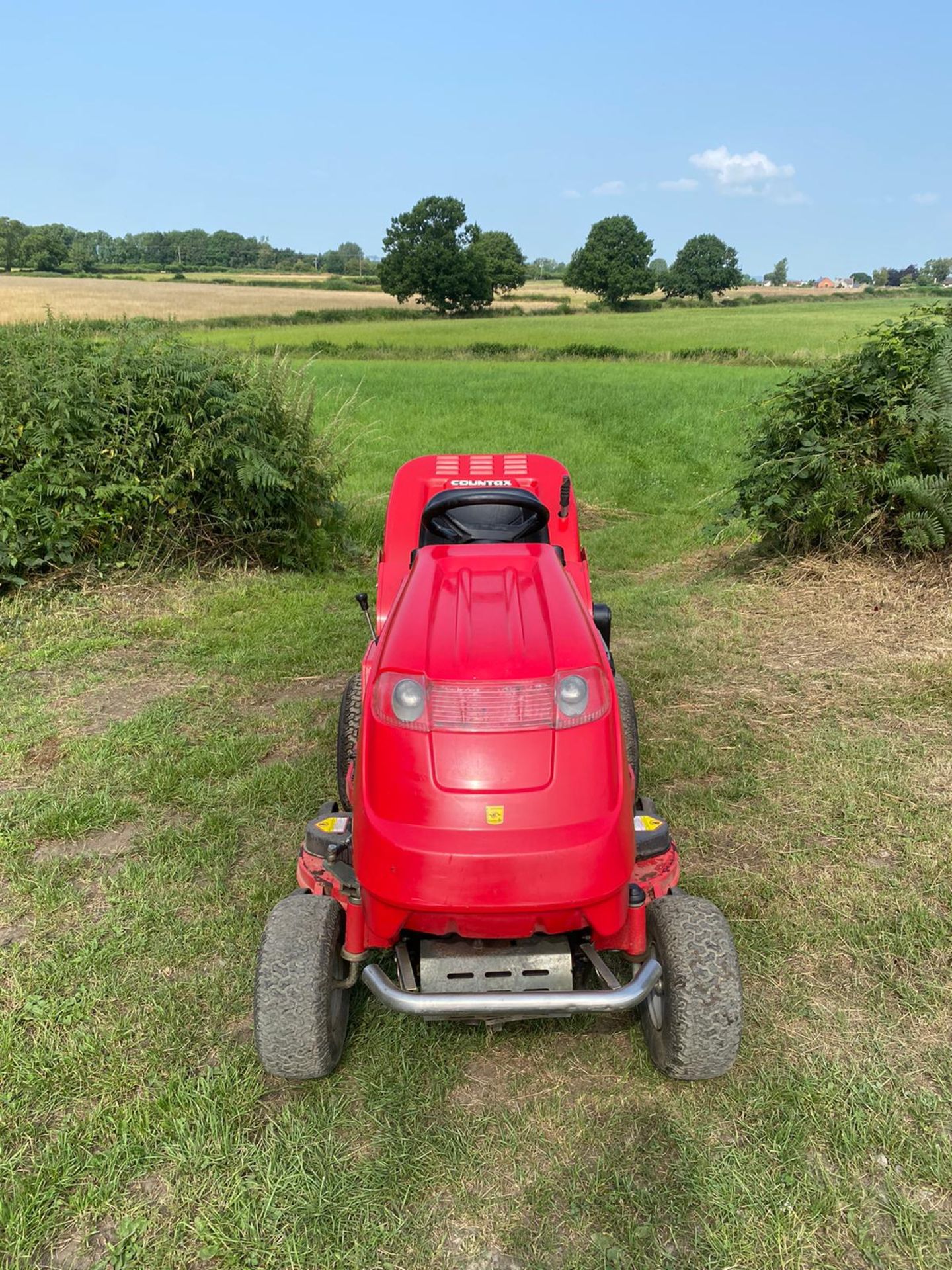 COUNTAX C400H RIDE ON LAWN MOWER, GOOD SOLID DECK, HONDA 14hp VTWIN ENGINE *NO VAT* - Image 3 of 7