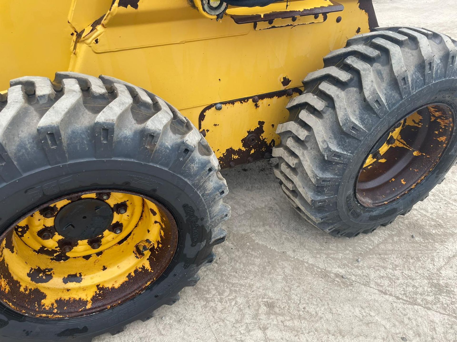 JOHN DEERE 250 SKIDSTEER, RUNS DRIVES AND LIFTS, SHOWING 3152 HOURS *PLUS VAT* - Image 12 of 14