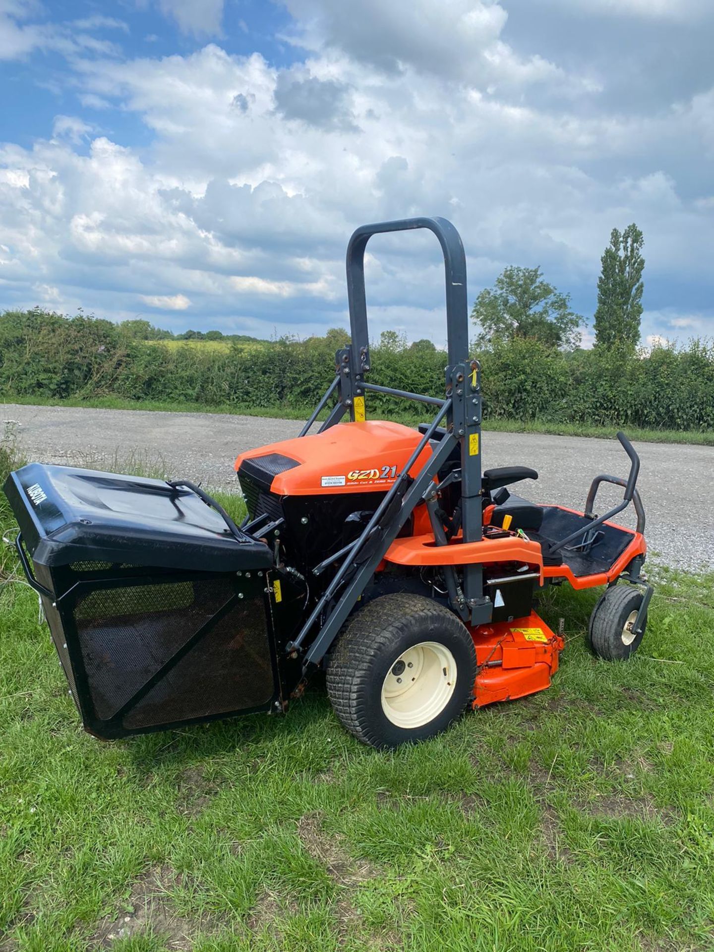 2015 KUBOTA GZD21 HIGH TIP ZERO TURN MOWER, SOLD NEW MID 2017, SHOWING A LOW 203 HOURS *PLUS VAT* - Image 6 of 8
