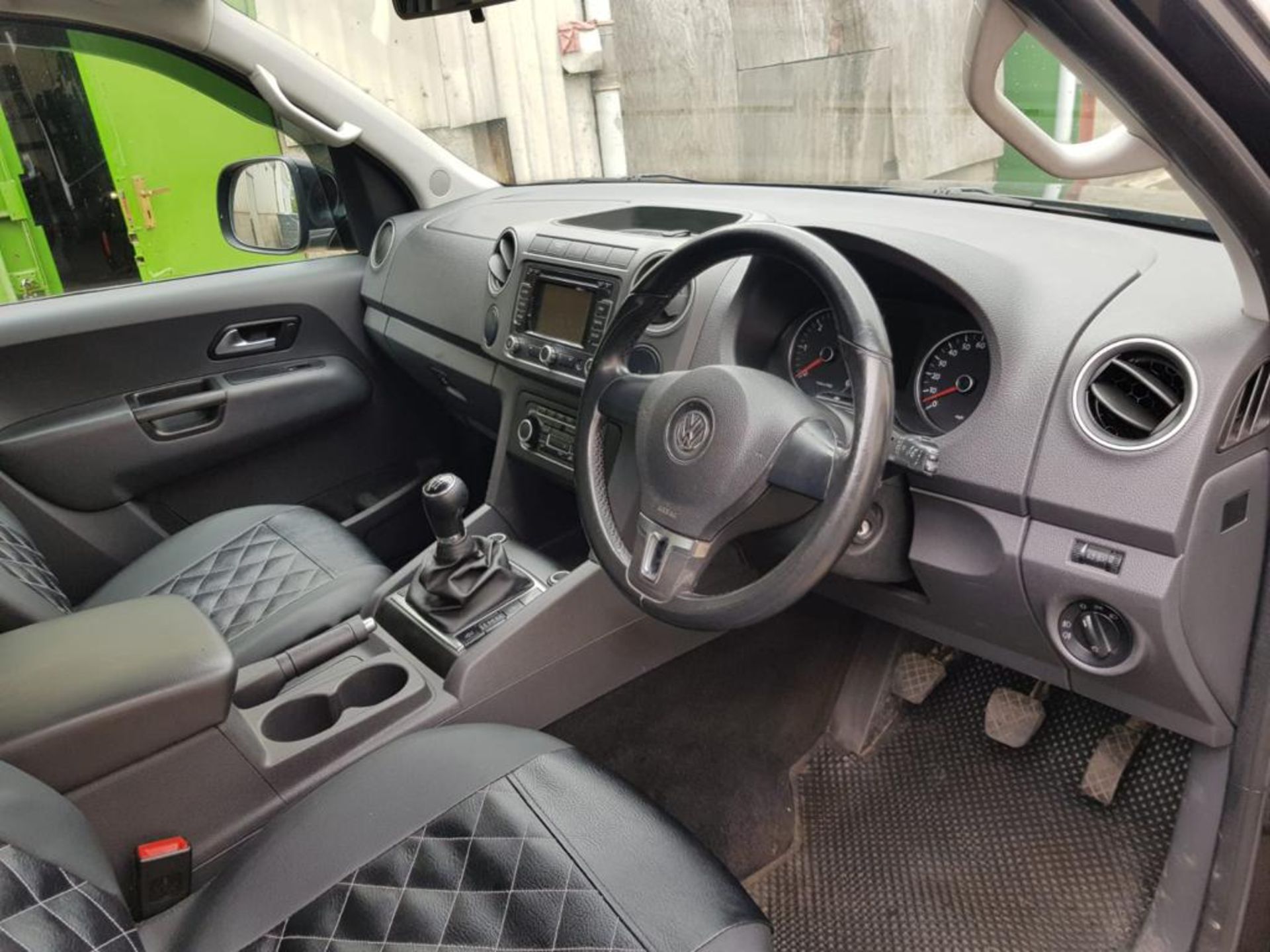 2012/61 REG VOLKSWAGEN AMAROK HIGHLINE 4MOTION DC 2.0 DIESEL BLACK PICK-UP, SHOWING 2 FORMER KEEPERS - Image 7 of 8