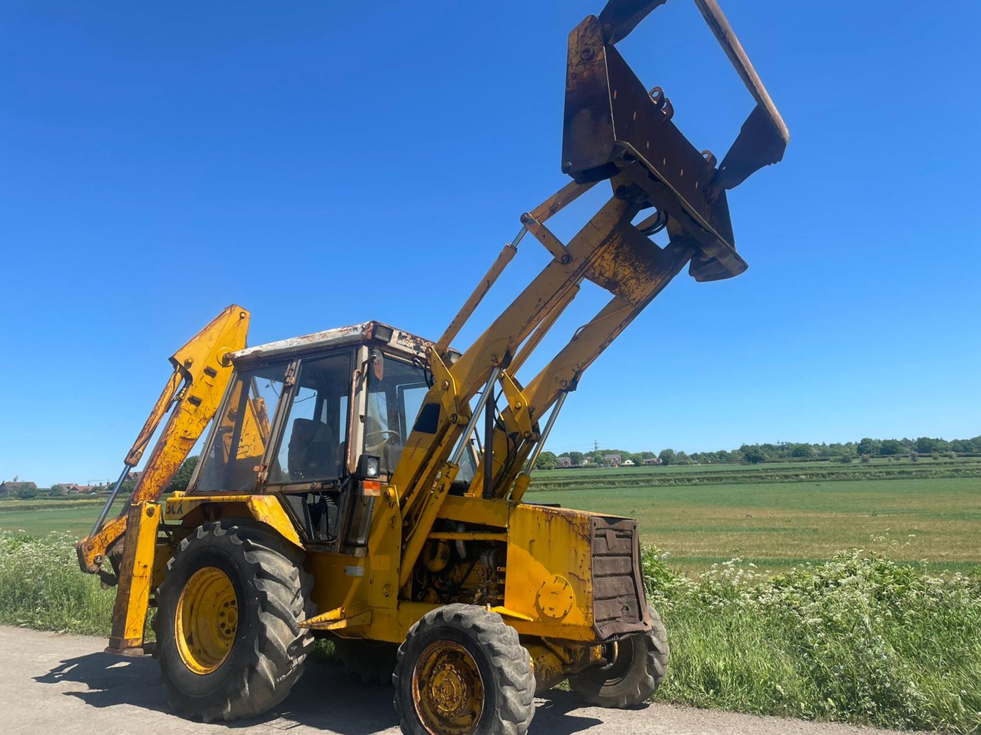 JCB 3CX FRONT LOADER BACKO, 4 WHEEL DRIVE, 4 IN ONE BUCKET, 4 SPEED FORWARDS, AND REVERSE *PLUS VAT* - Image 2 of 5