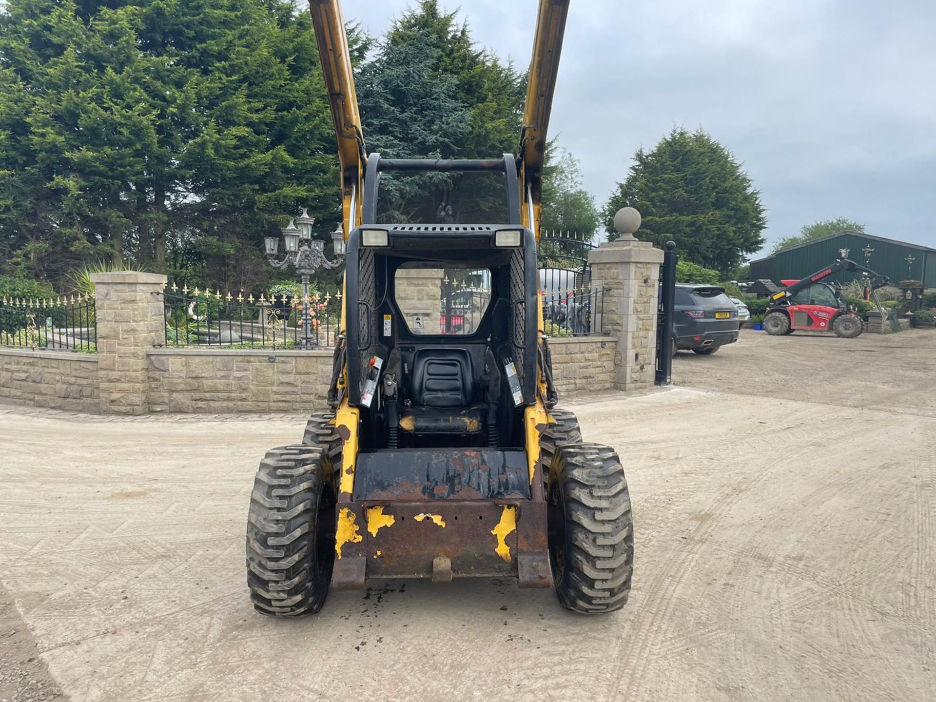 JOHN DEERE 250 SKIDSTEER, RUNS DRIVES AND LIFTS, SHOWING 3152 HOURS *PLUS VAT* - Image 5 of 14