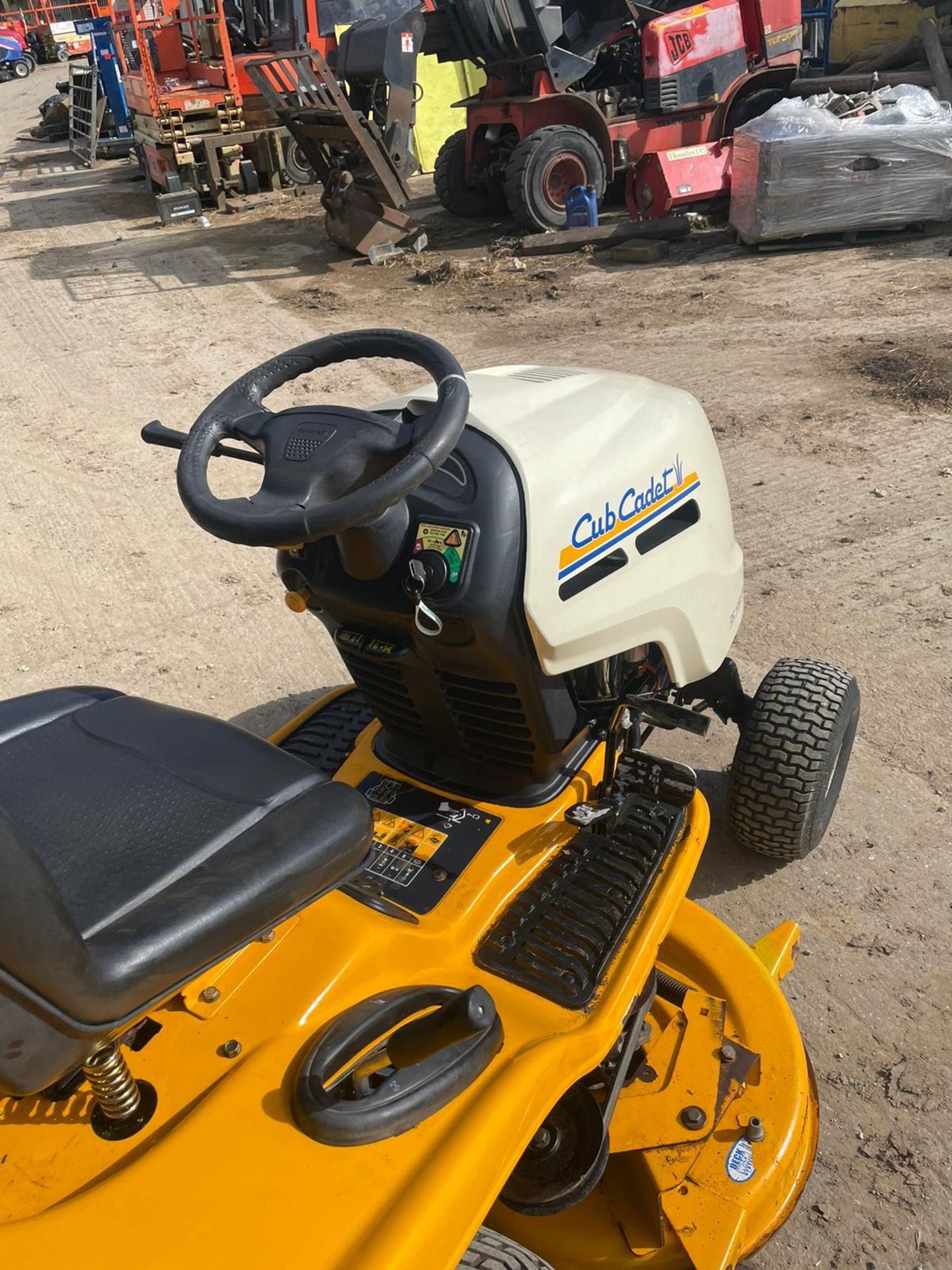 CUBCADET CC1023 RIDE ON LAWN MOWER, RUNS WORKS AND BLADES SPIN, HYDRO FORWARD AND REVERSE *NO VAT* - Image 6 of 6