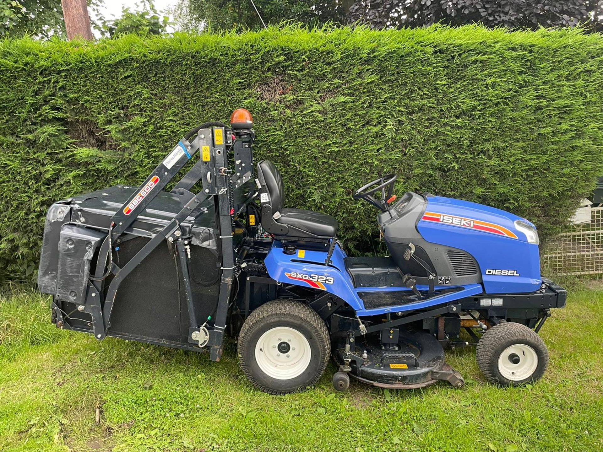 2017 ISEKI SXG323 RIDE ON HIGH TIP MOWER, RUNS DRIVES AND CUTS, SHOWING A LOW 964 HOURS *NO VAT* - Image 4 of 15