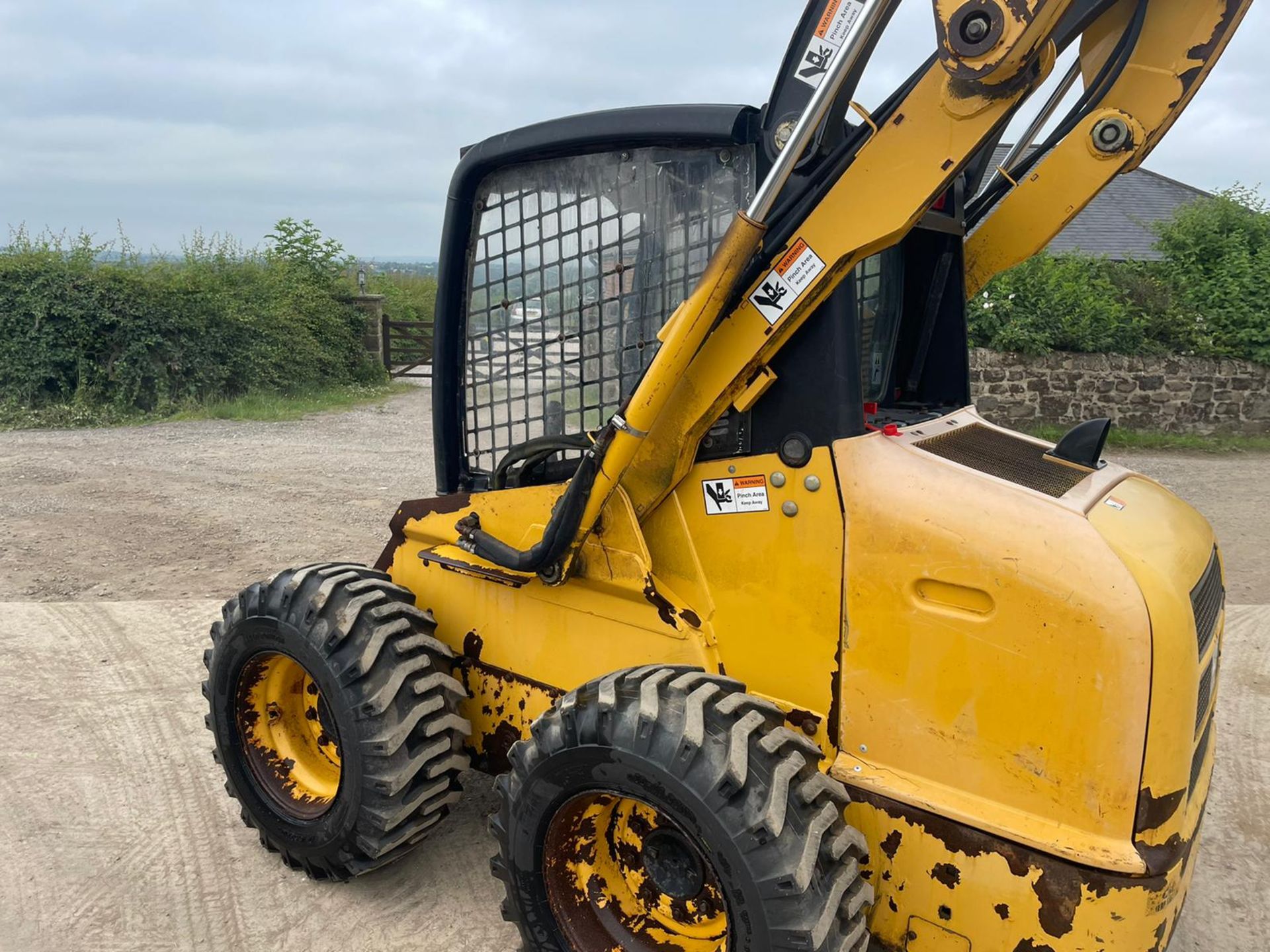 JOHN DEERE 250 SKIDSTEER, RUNS DRIVES AND LIFTS, SHOWING 3152 HOURS *PLUS VAT* - Image 8 of 14