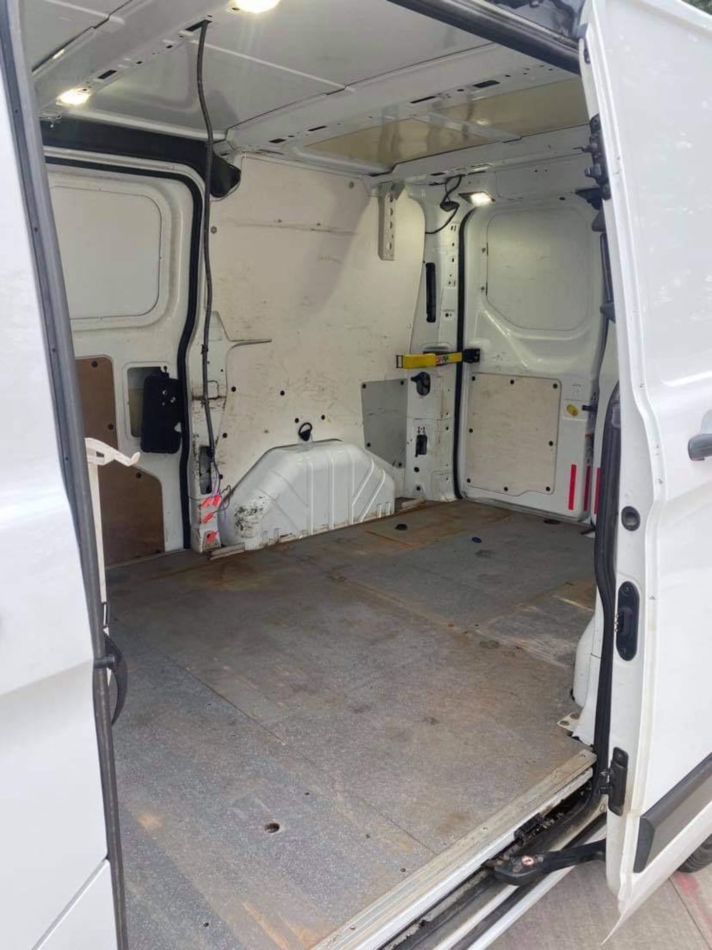 2014 FORD TRANSIT CUSTOM 310 ECO-TECH WHITE PANEL VAN, 77K MILES WITH FSH, 2.2 DIESEL *PLUS VAT* - Image 8 of 10