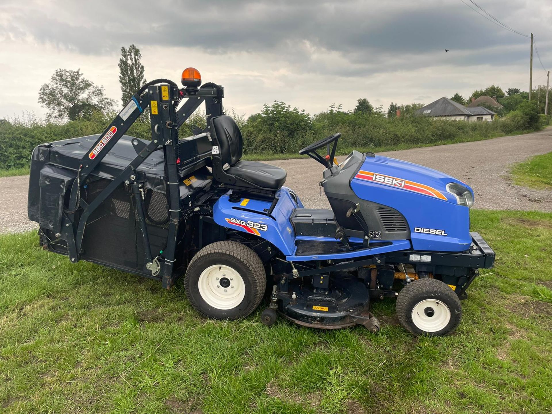 2017 ISEKI SXG323 RIDE ON HIGH TIP MOWER, RUNS DRIVES AND CUTS, SHOWING A LOW 964 HOURS *NO VAT* - Image 3 of 15