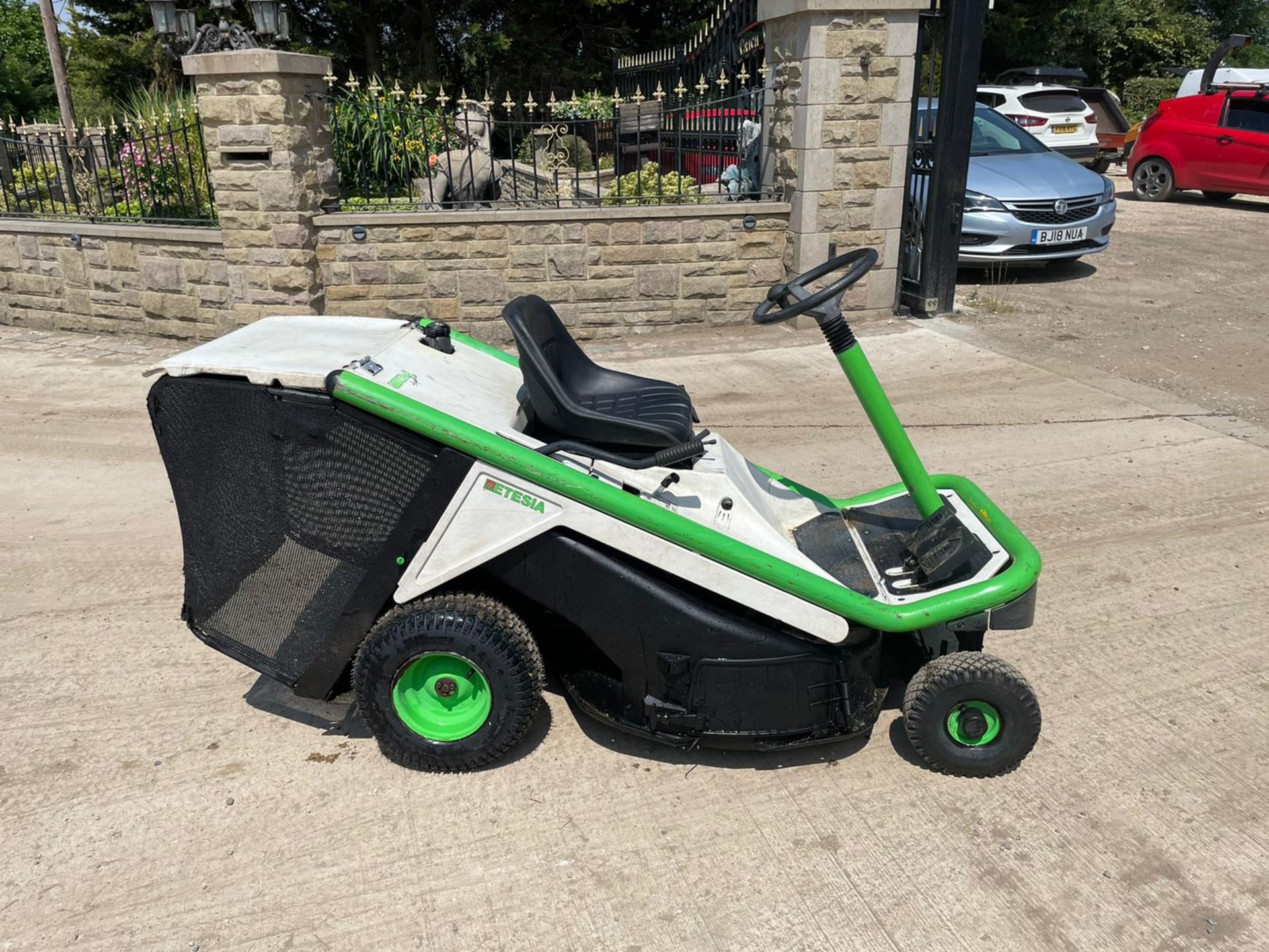 ETESIA HYDRO 80 RIDE ON MOWER, RUNS DRIVES AND CUTS, KAWASAKI PETROL ENGINE, HYDROSTATIC *PLUS VAT*