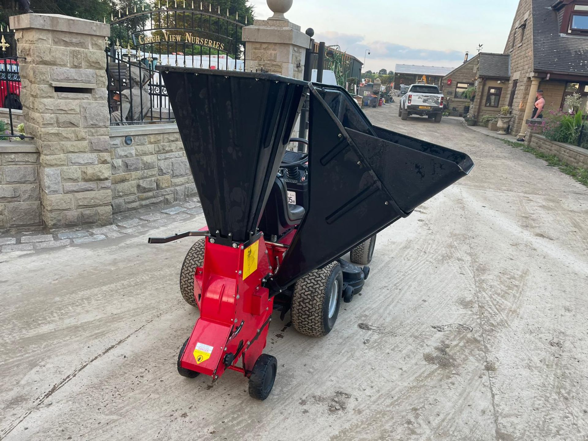 WESTWOOD T1800 4WD RIDE ON MOWER WITH WOOD CHIPPER, HYDROSTATIC, RUNS DRIVES AND CUTS *NO VAT* - Image 8 of 17