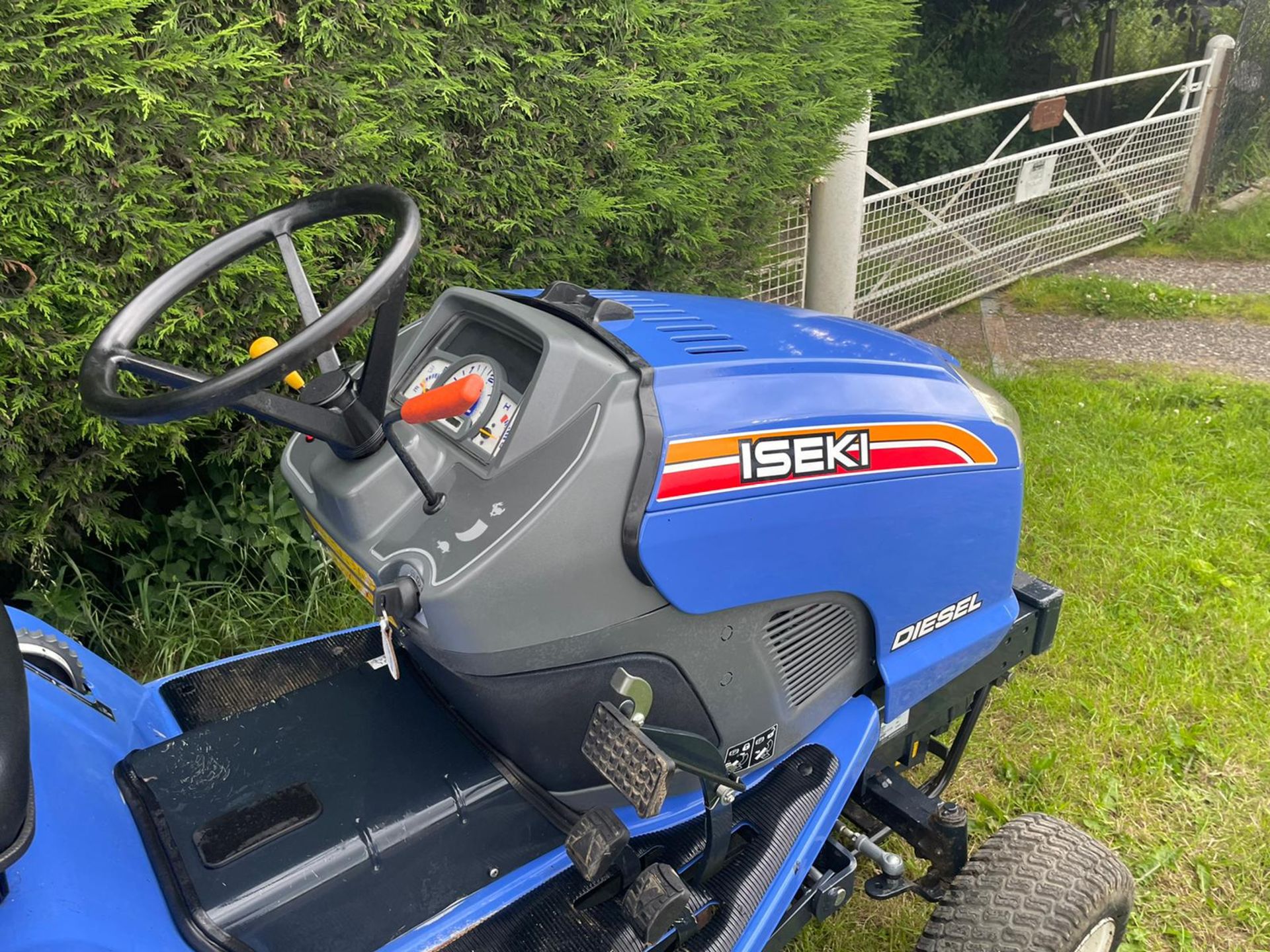 2017 ISEKI SXG323 RIDE ON HIGH TIP MOWER, RUNS DRIVES AND CUTS, SHOWING A LOW 964 HOURS *NO VAT* - Image 7 of 15