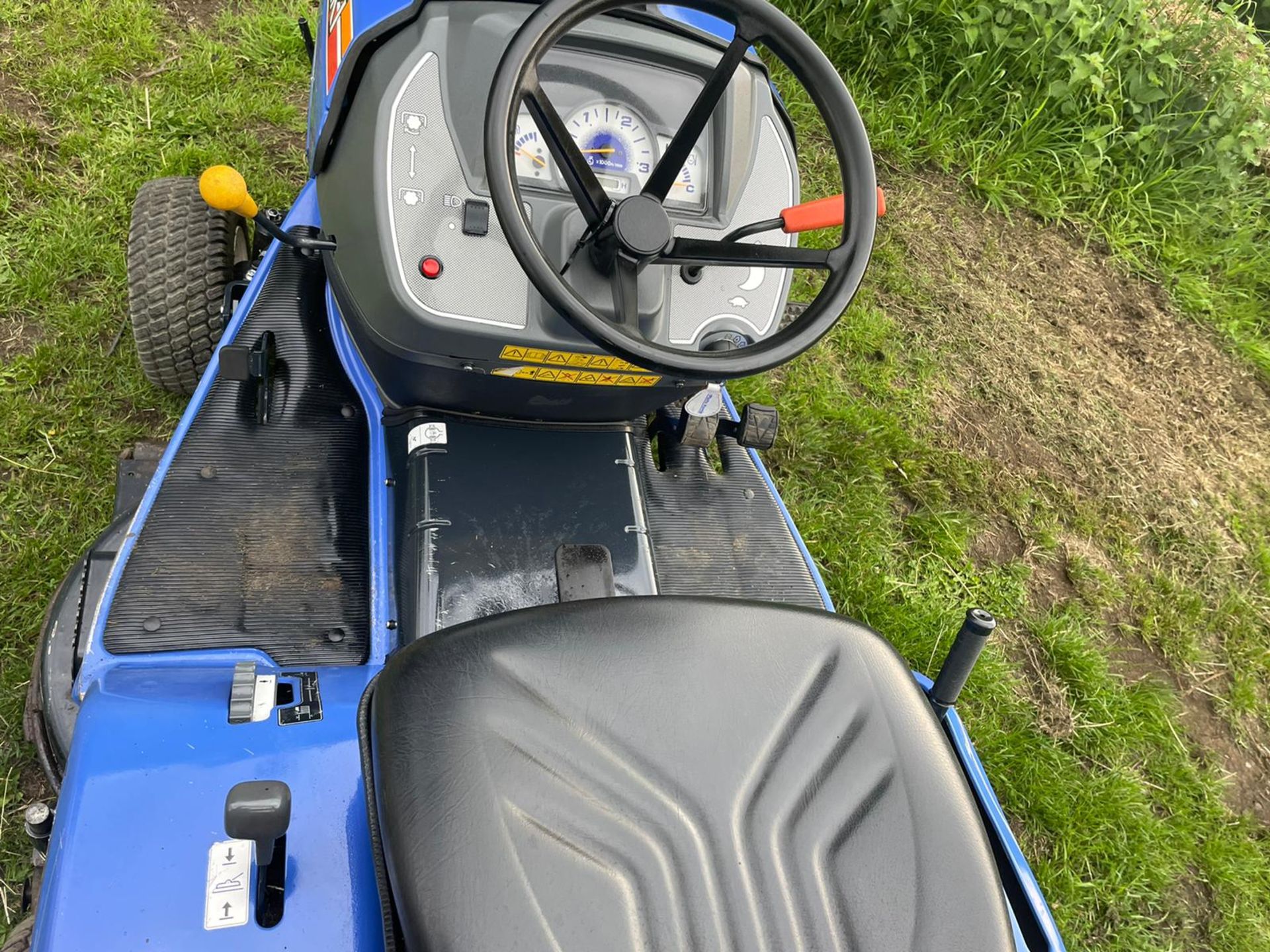 2017 ISEKI SXG323 RIDE ON HIGH TIP MOWER, RUNS DRIVES AND CUTS, SHOWING A LOW 964 HOURS *NO VAT* - Image 14 of 15