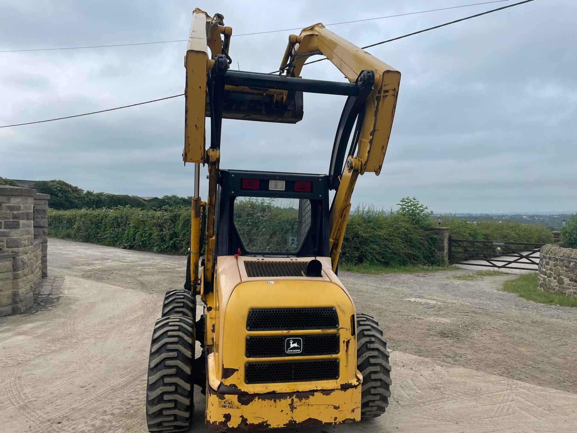 JOHN DEERE 250 SKIDSTEER, RUNS DRIVES AND LIFTS, SHOWING 3152 HOURS *PLUS VAT* - Image 6 of 14