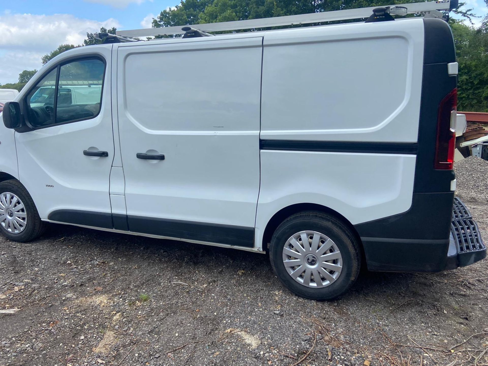 2015 VAUXHALL VIVARO 2900 CDTI ECOFLEX WHITE PANEL VAN, 1.6 DIESEL, 82K MILES WITH FSH *PLUS VAT* - Image 4 of 11