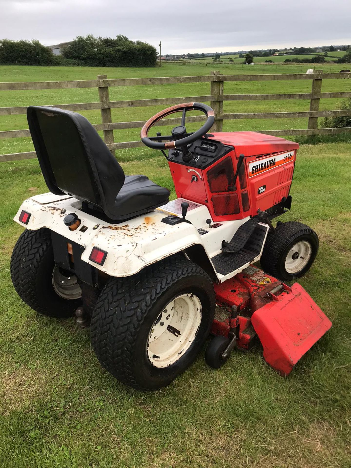 SHIBAURA GT16 RIDE ON LAWN MOWER, RUNS, DRIVES AND CUTS, HYDROSTATIC DRIVE, DIESEL ENGINE *NO VAT* - Image 4 of 5
