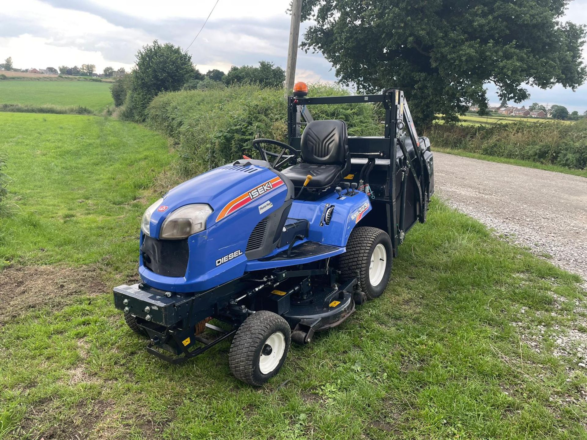 2017 ISEKI SXG323 RIDE ON HIGH TIP MOWER, RUNS DRIVES AND CUTS, SHOWING A LOW 964 HOURS *NO VAT* - Image 5 of 15