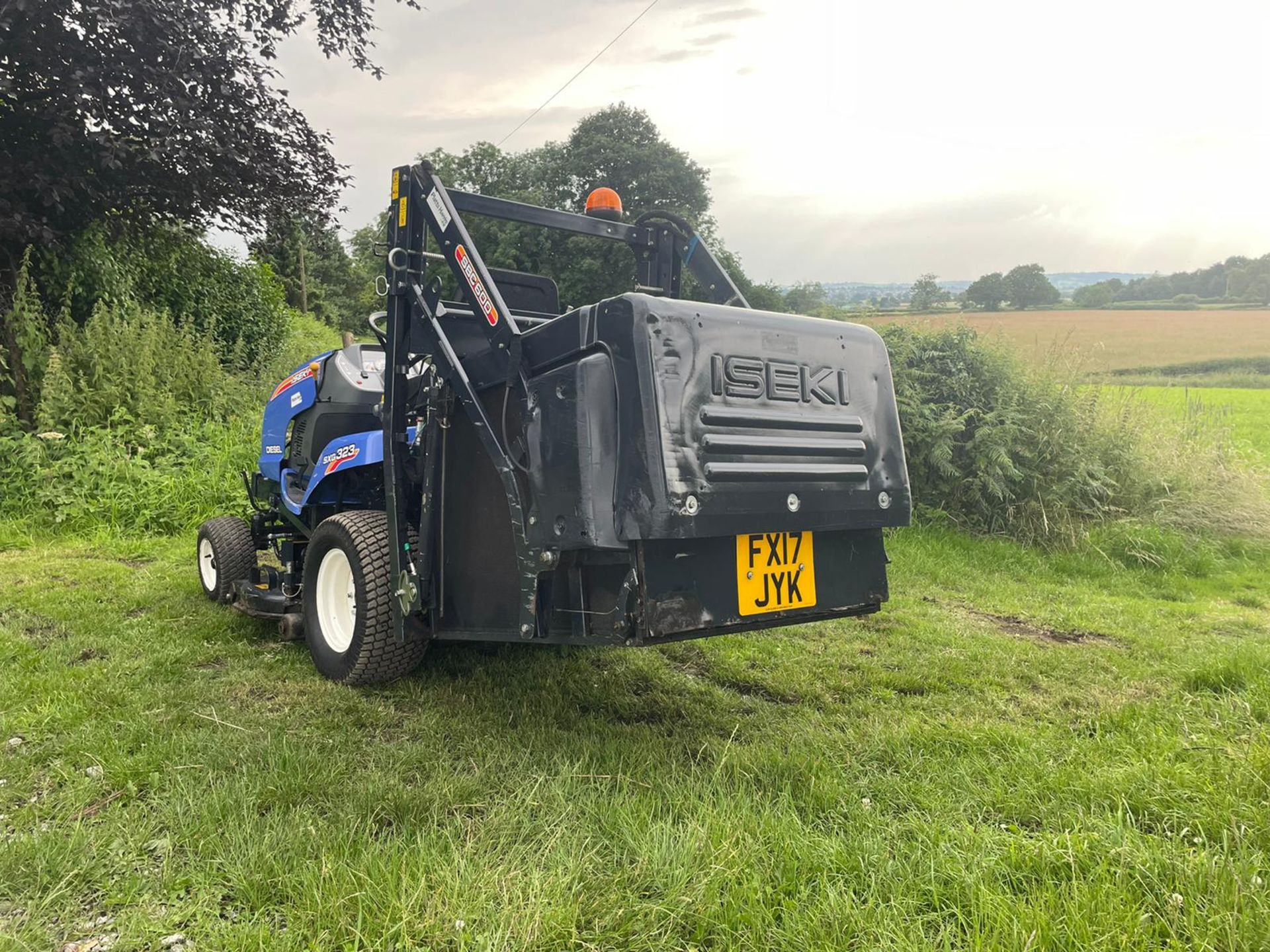 2017 ISEKI SXG323 RIDE ON HIGH TIP MOWER, RUNS DRIVES AND CUTS, SHOWING A LOW 964 HOURS *NO VAT* - Image 9 of 15