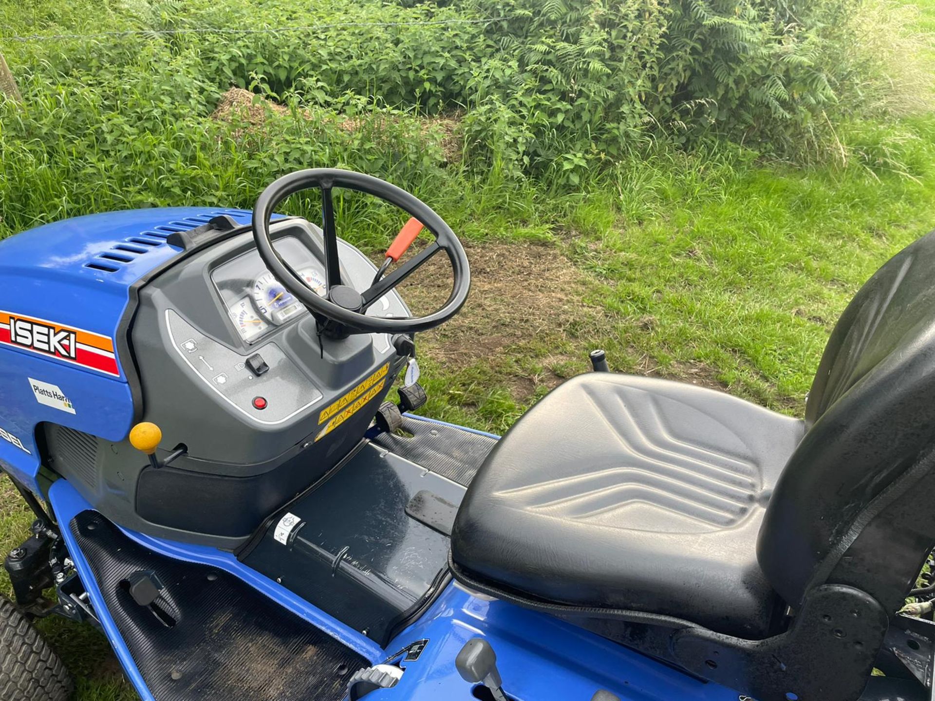 2017 ISEKI SXG323 RIDE ON HIGH TIP MOWER, RUNS DRIVES AND CUTS, SHOWING A LOW 964 HOURS *NO VAT* - Image 6 of 15