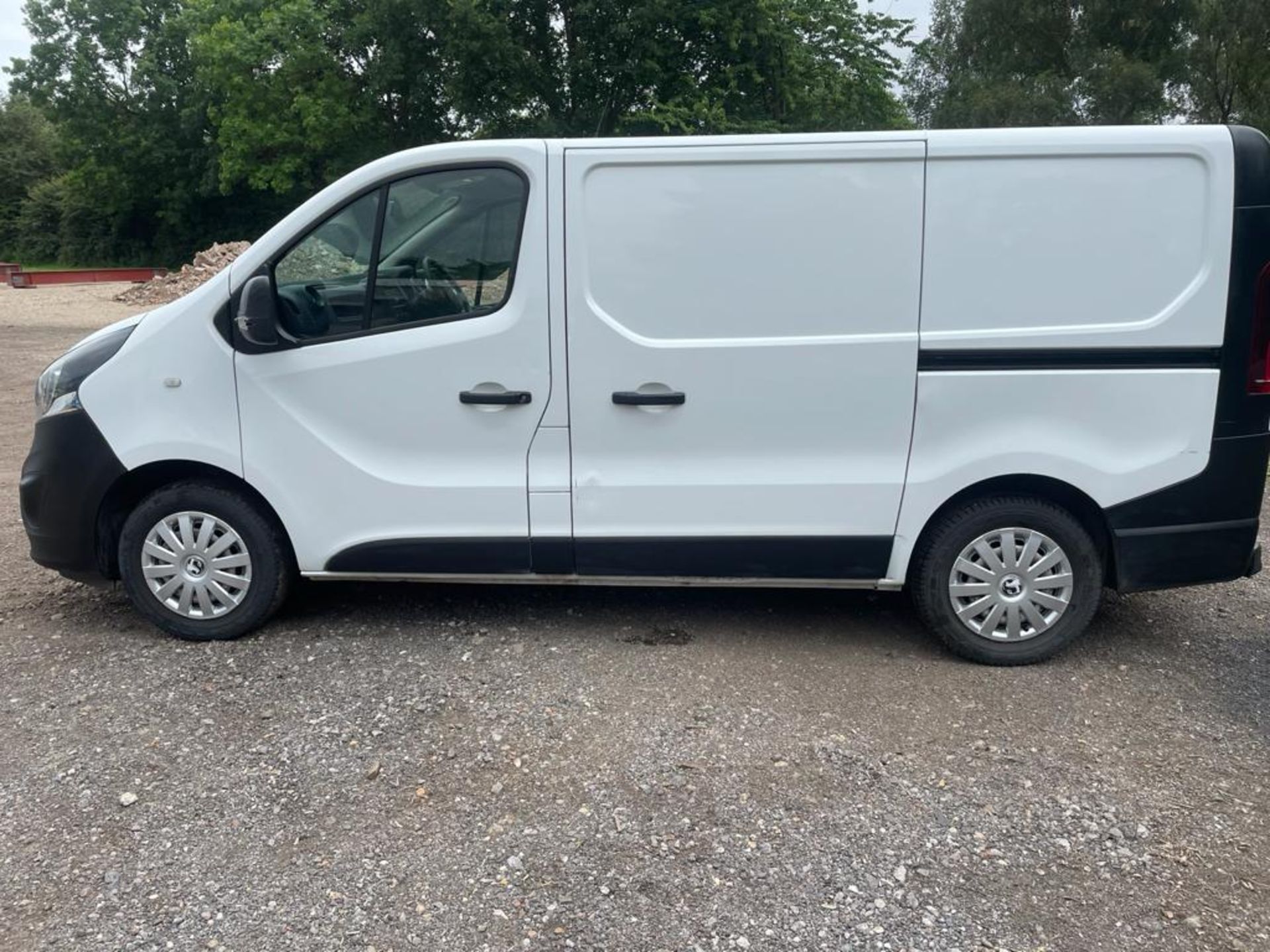 2016 VAUXHALL VIVARO 2700 CDTI ECOFLEX WHITE PANEL VAN, 1.6 DIESEL, 138K MILES *PLUS VAT* - Image 4 of 11