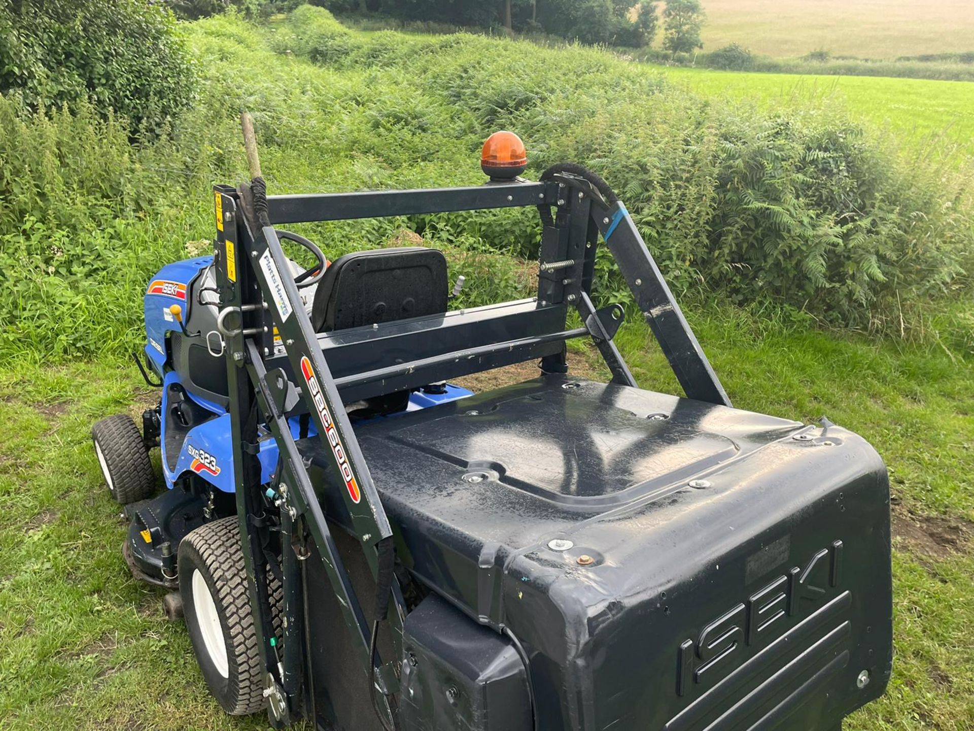 2017 ISEKI SXG323 RIDE ON HIGH TIP MOWER, RUNS DRIVES AND CUTS, SHOWING A LOW 964 HOURS *NO VAT* - Image 10 of 15