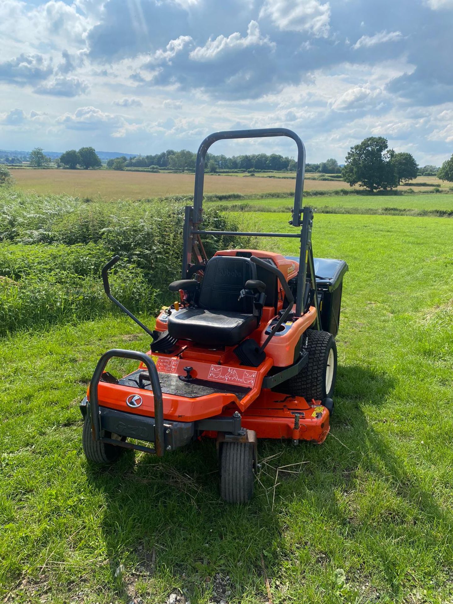 2015 KUBOTA GZD21 HIGH TIP ZERO TURN MOWER, SOLD NEW MID 2017, SHOWING A LOW 203 HOURS *PLUS VAT* - Image 4 of 8