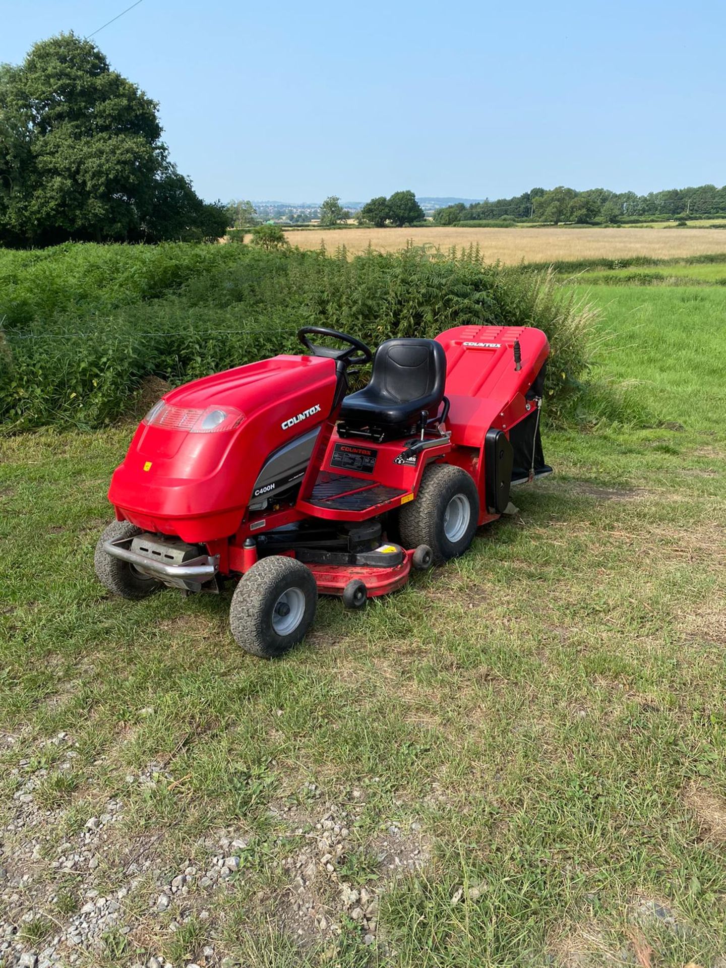 COUNTAX C400H RIDE ON LAWN MOWER, GOOD SOLID DECK, HONDA 14hp VTWIN ENGINE *NO VAT* - Image 4 of 7