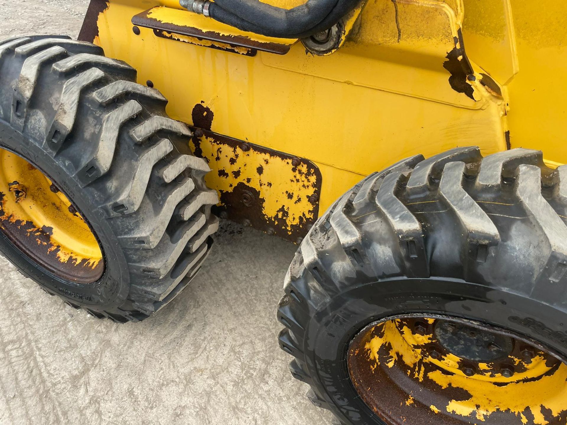 JOHN DEERE 250 SKIDSTEER, RUNS DRIVES AND LIFTS, SHOWING 3152 HOURS *PLUS VAT* - Image 10 of 14