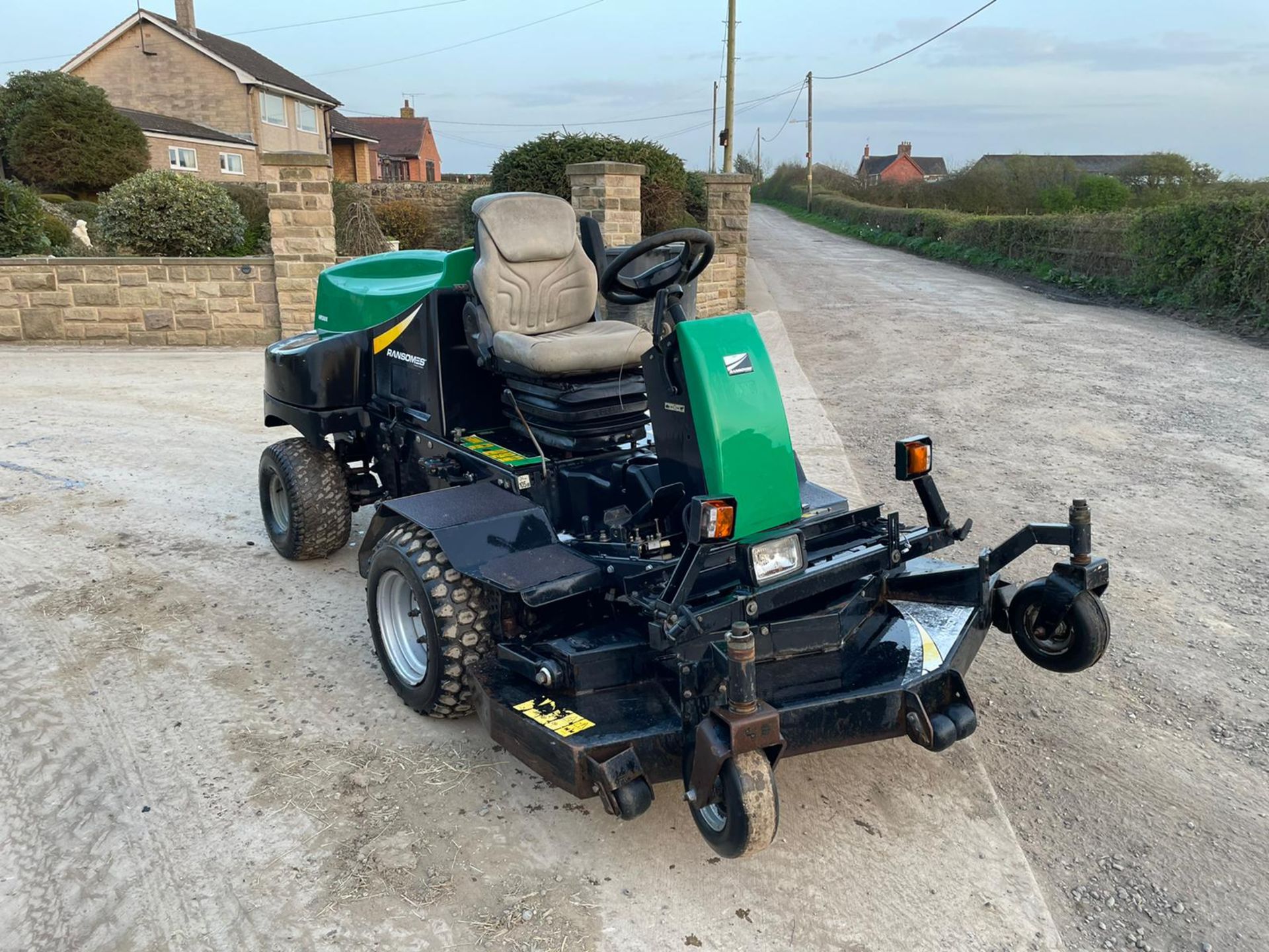 RANSOMES HR3806 RIDE ON MOWER, LOW 2915 HOURS, HYDROSTATIC *PLUS VAT* - Image 5 of 10
