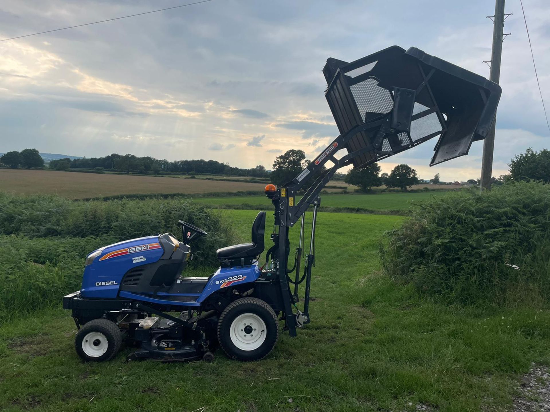 2017 ISEKI SXG323 RIDE ON HIGH TIP MOWER, RUNS DRIVES AND CUTS, SHOWING A LOW 964 HOURS *NO VAT* - Image 2 of 15