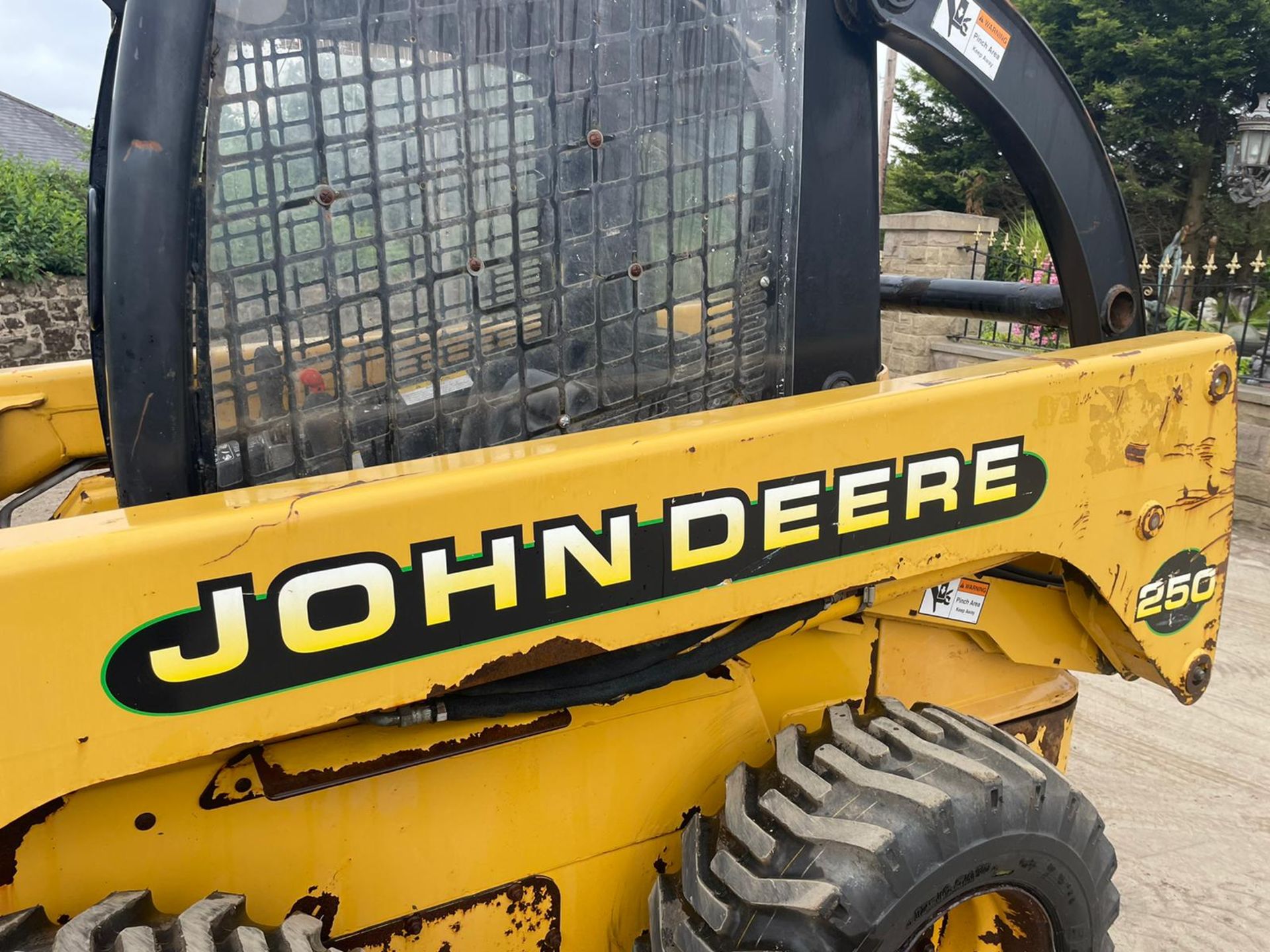 JOHN DEERE 250 SKIDSTEER, RUNS DRIVES AND LIFTS, SHOWING 3152 HOURS *PLUS VAT* - Image 14 of 14