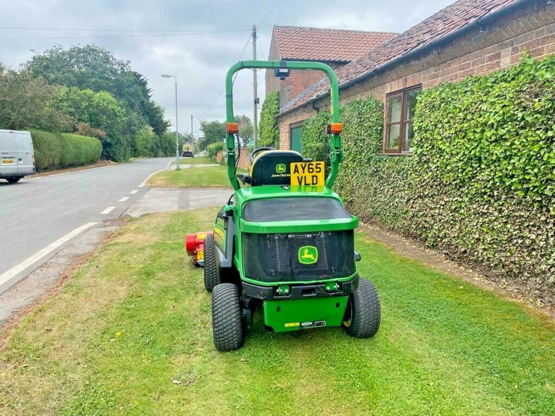 JOHN DEERE 1570 UPFRONT FLAIL MOWER, YEAR 2015, 4 WHEEL DRIVE *PLUS VAT* - Image 3 of 5