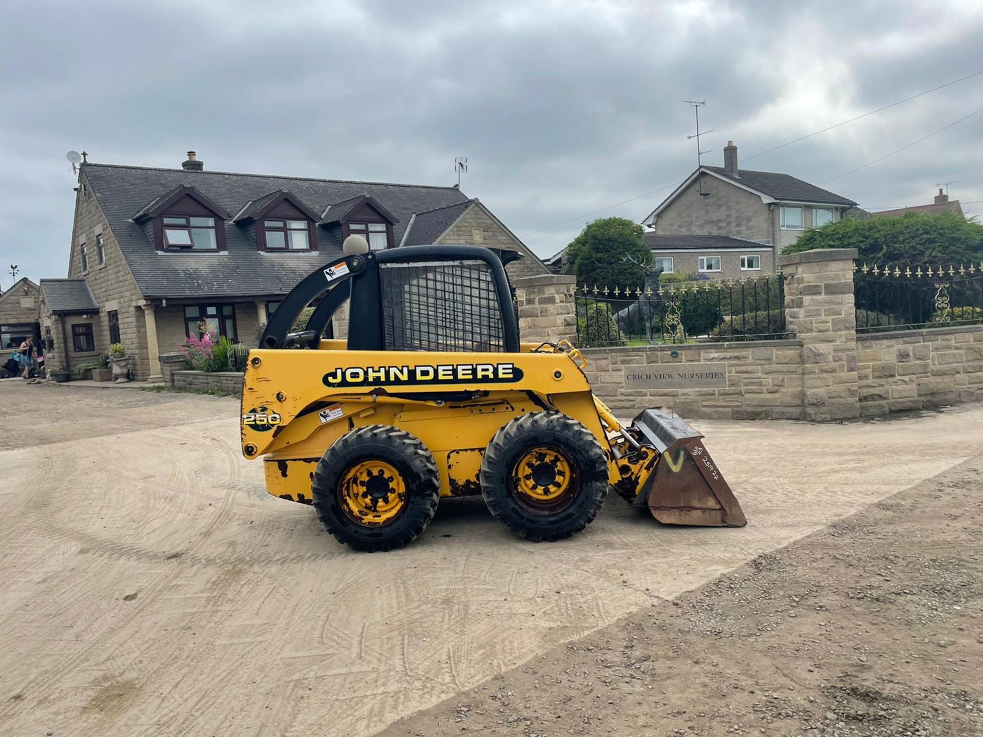 JOHN DEERE 250 SKIDSTEER, RUNS DRIVES AND LIFTS, SHOWING 3152 HOURS *PLUS VAT* - Image 3 of 14