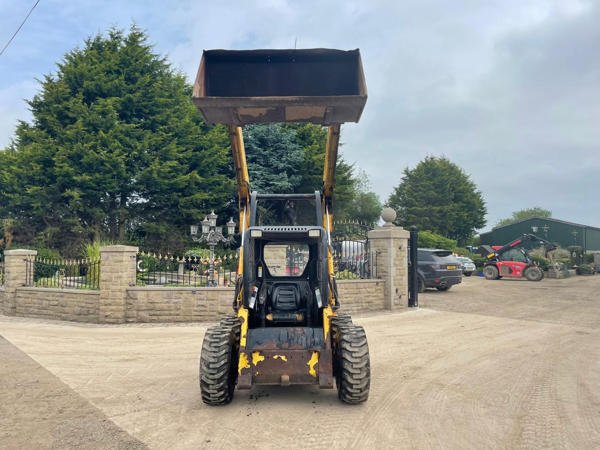 JOHN DEERE 250 SKIDSTEER, RUNS DRIVES AND LIFTS, SHOWING 3152 HOURS *PLUS VAT* - Image 4 of 14