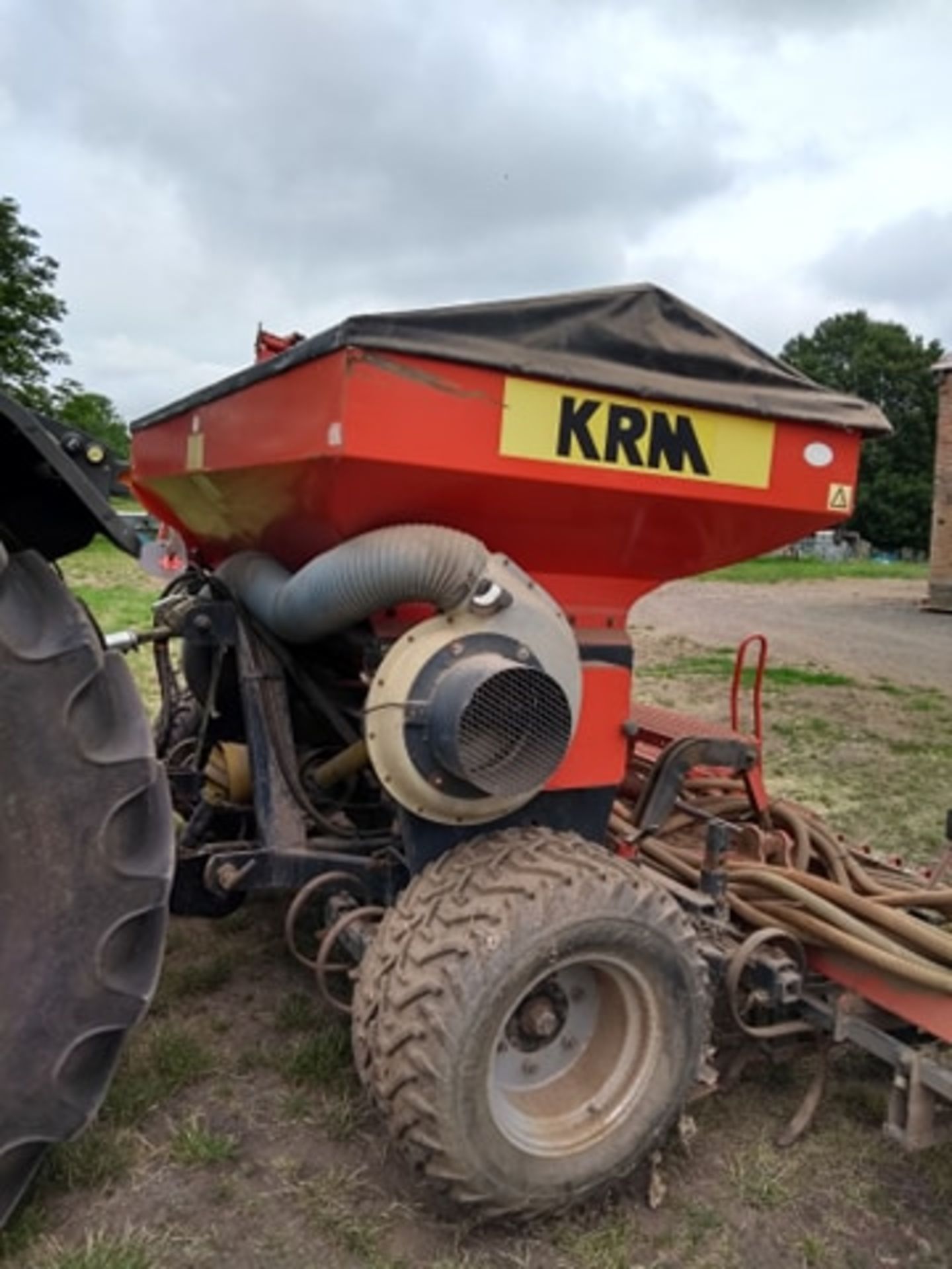 KRM R600 SEED DRILL, GOOD CONDITION AND IN FULL WORKING ORDER, HYDRAULIC MARKERS, TRAM LINING KIT - Image 3 of 10