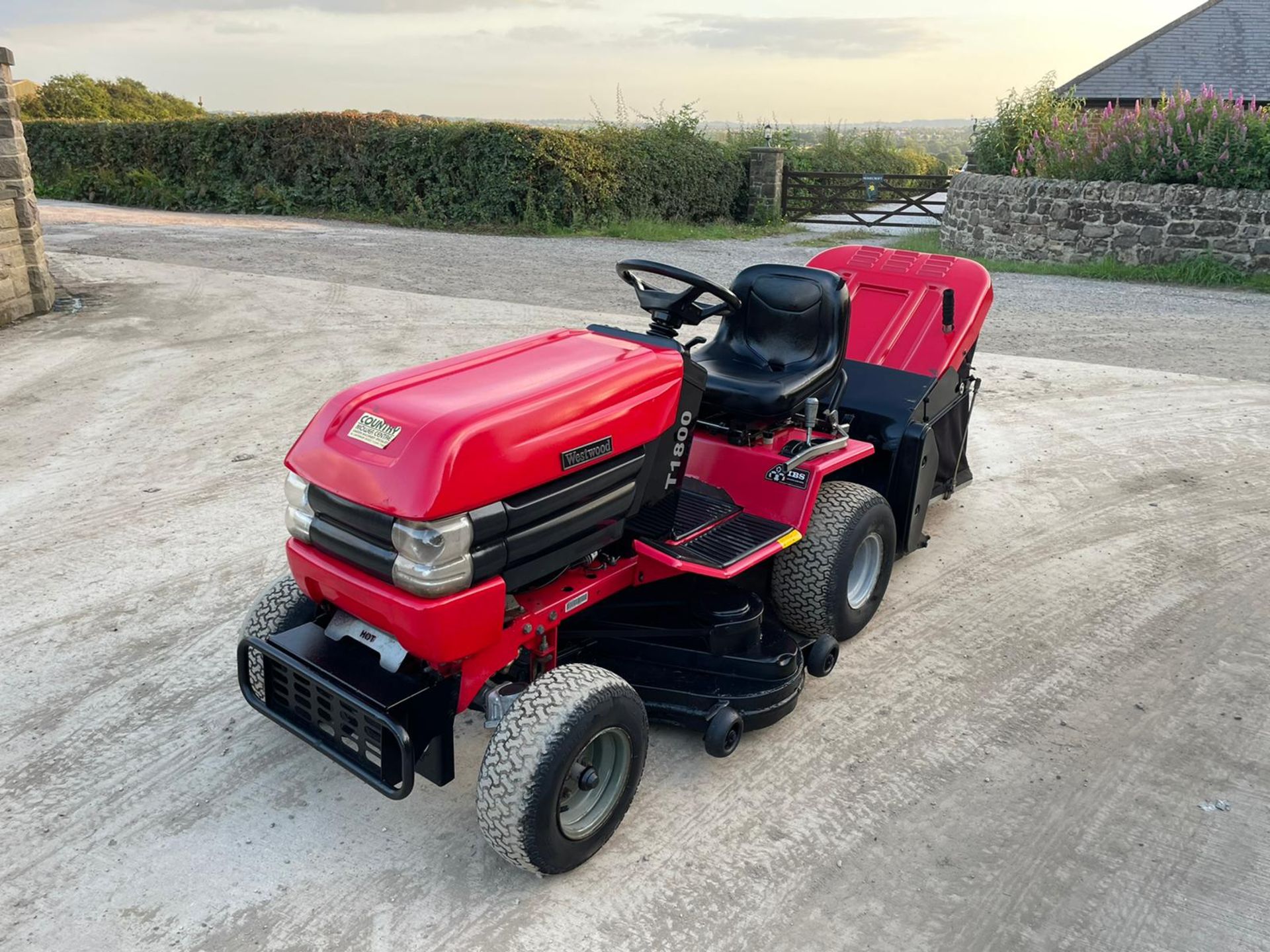 WESTWOOD T1800 4WD RIDE ON MOWER WITH WOOD CHIPPER, HYDROSTATIC, RUNS DRIVES AND CUTS *NO VAT* - Image 11 of 17