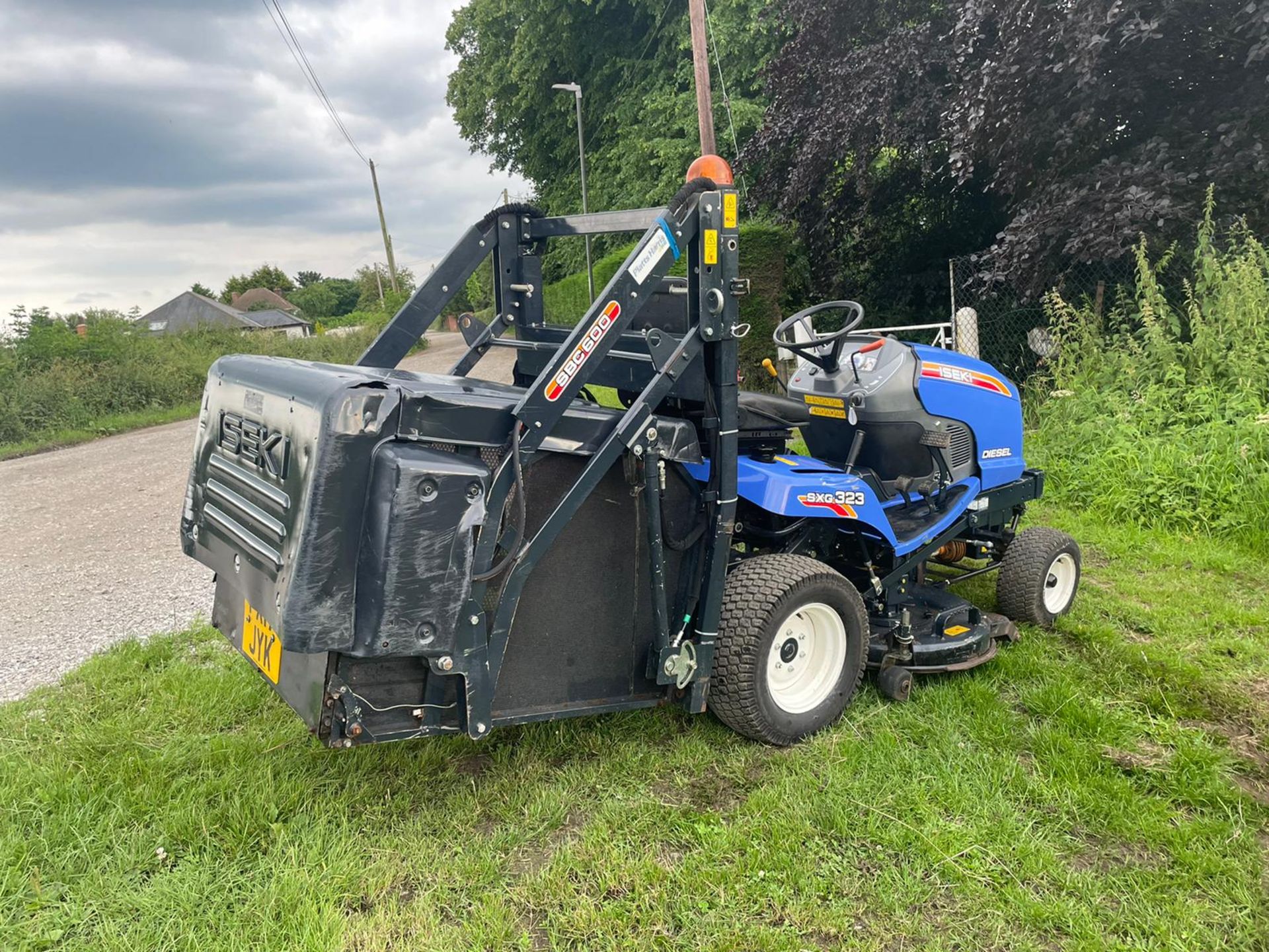 2017 ISEKI SXG323 RIDE ON HIGH TIP MOWER, RUNS DRIVES AND CUTS, SHOWING A LOW 964 HOURS *NO VAT* - Image 8 of 15