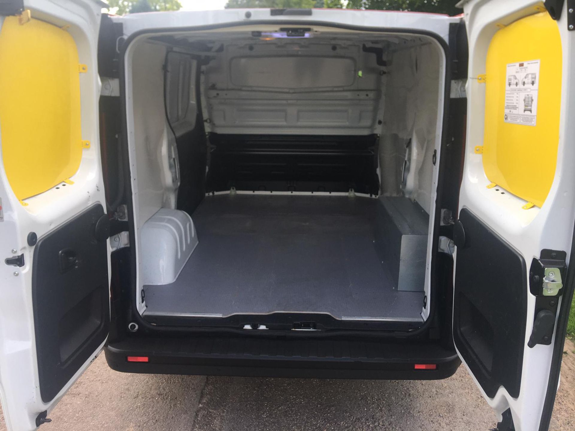 2018 VAUXHALL VIVARO 2700 CDTI WHITE PANEL VAN, 1.6 DIESEL ENGINE, 34K MILES *NO VAT* - Image 12 of 27