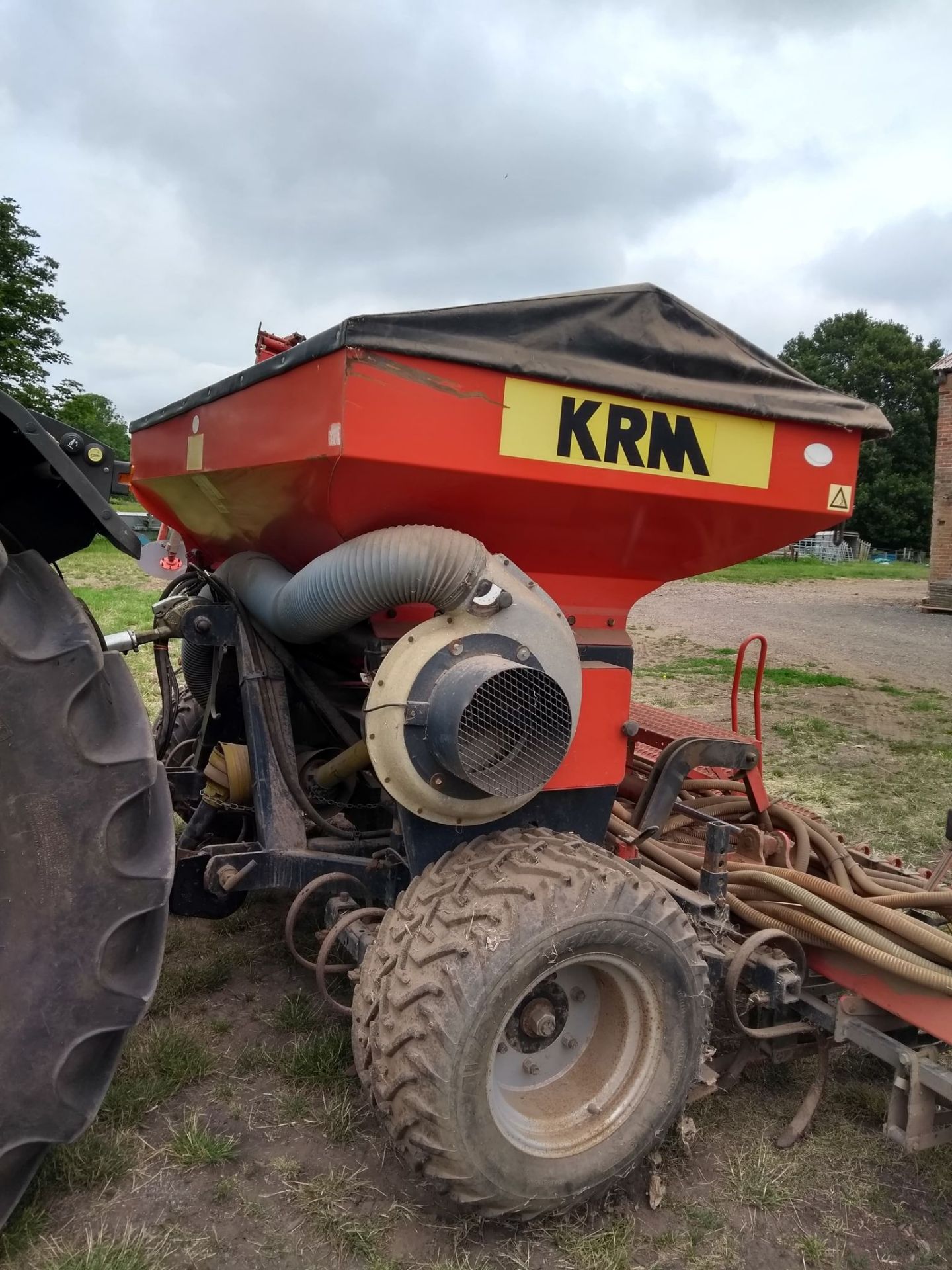 KRM R600 SEED DRILL, GOOD CONDITION AND IN FULL WORKING ORDER, HYDRAULIC MARKERS, TRAM LINING KIT - Image 10 of 10