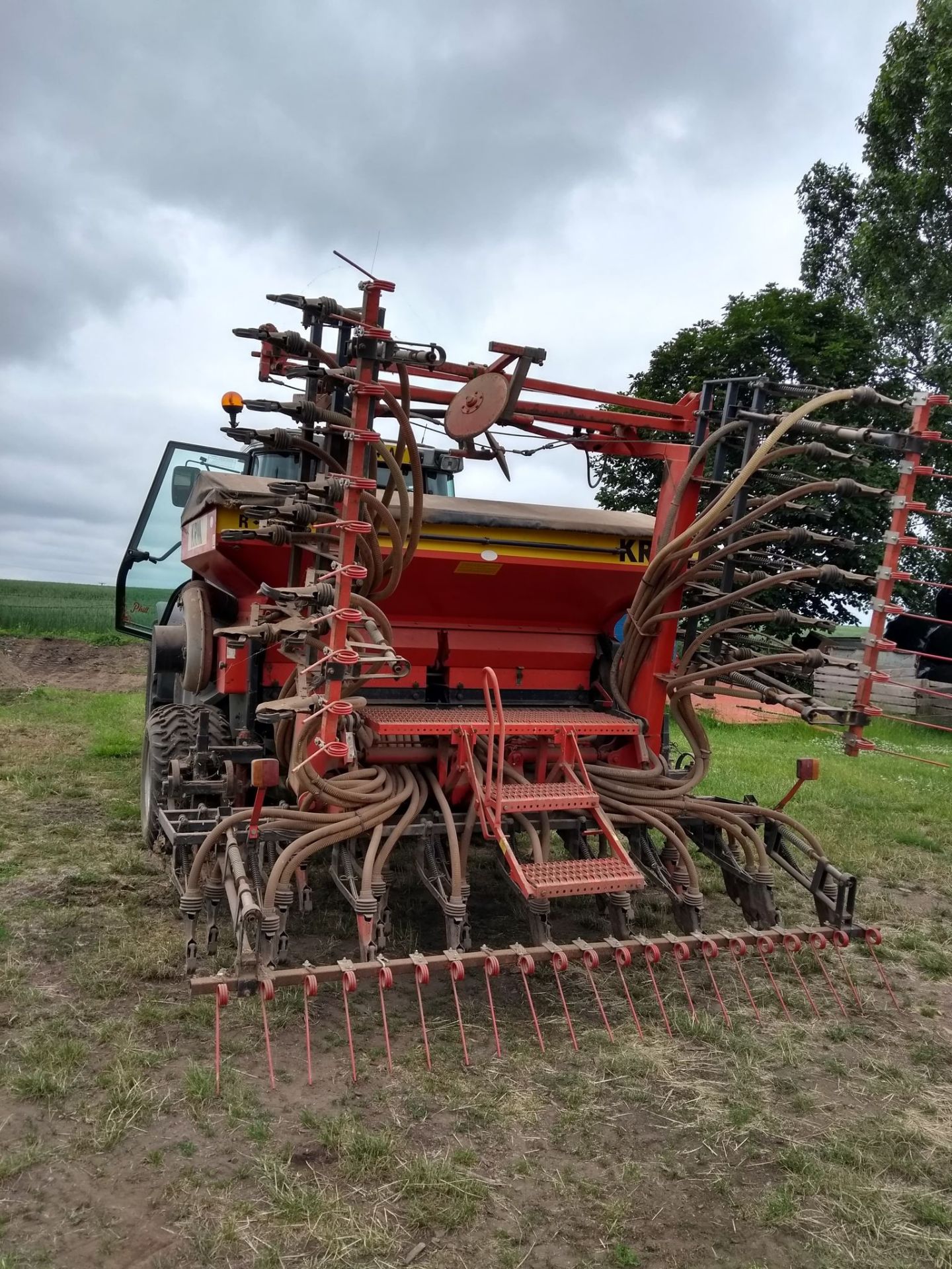 KRM R600 SEED DRILL, GOOD CONDITION AND IN FULL WORKING ORDER, HYDRAULIC MARKERS, TRAM LINING KIT - Image 2 of 10