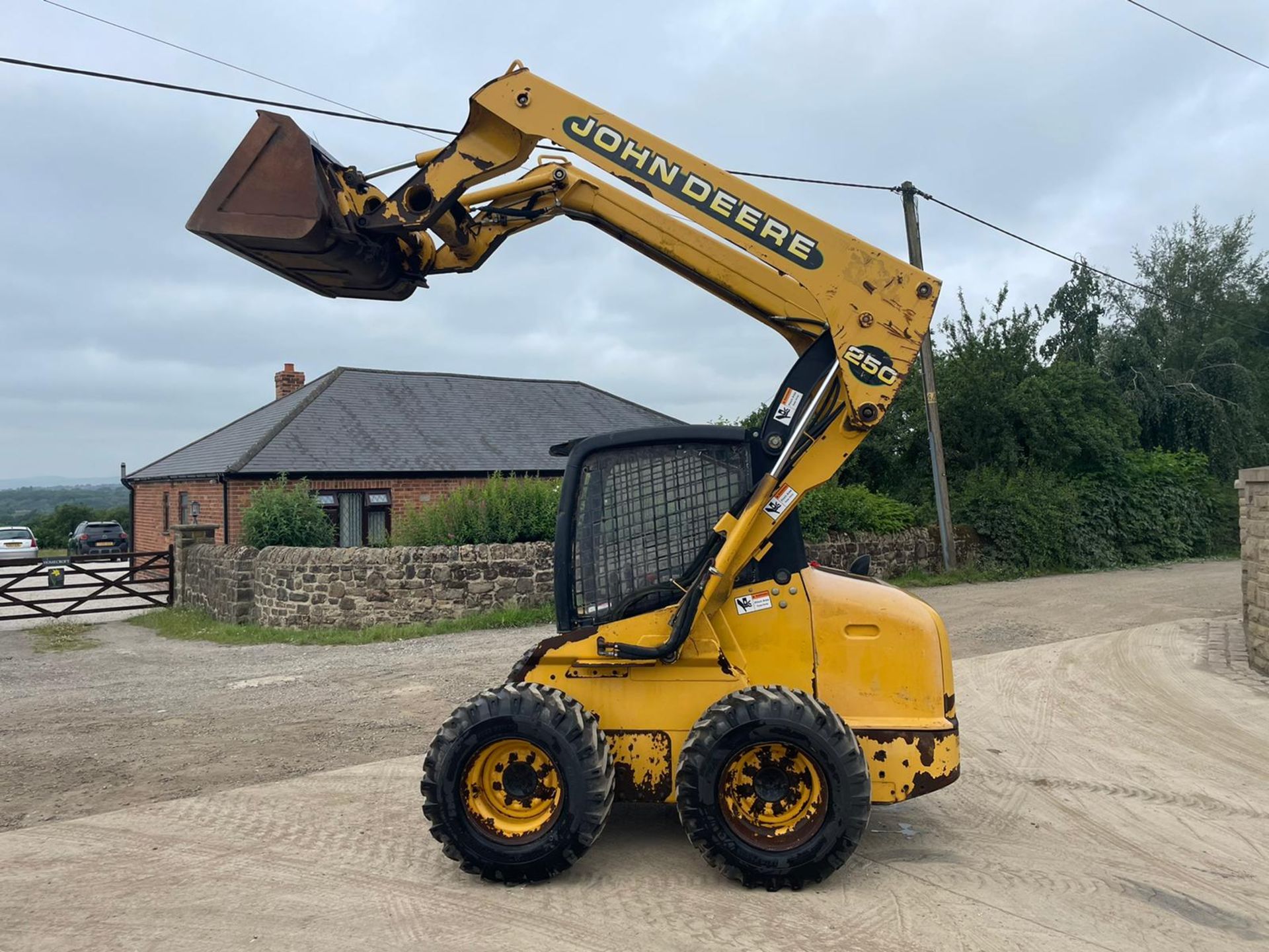 JOHN DEERE 250 SKIDSTEER, RUNS DRIVES AND LIFTS, SHOWING 3152 HOURS *PLUS VAT* - Image 2 of 14