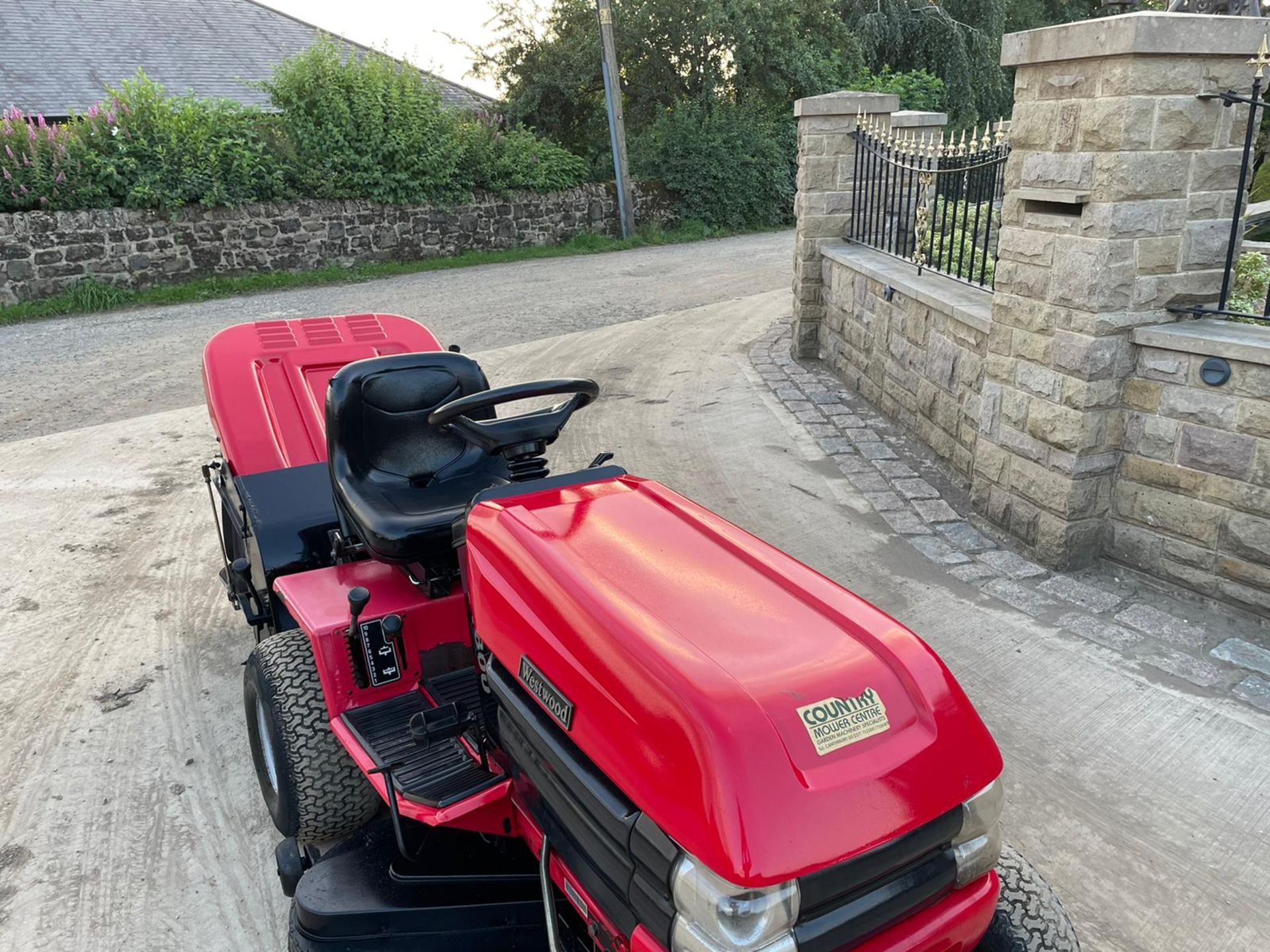 WESTWOOD T1800 4WD RIDE ON MOWER WITH WOOD CHIPPER, HYDROSTATIC, RUNS DRIVES AND CUTS *NO VAT* - Image 3 of 17