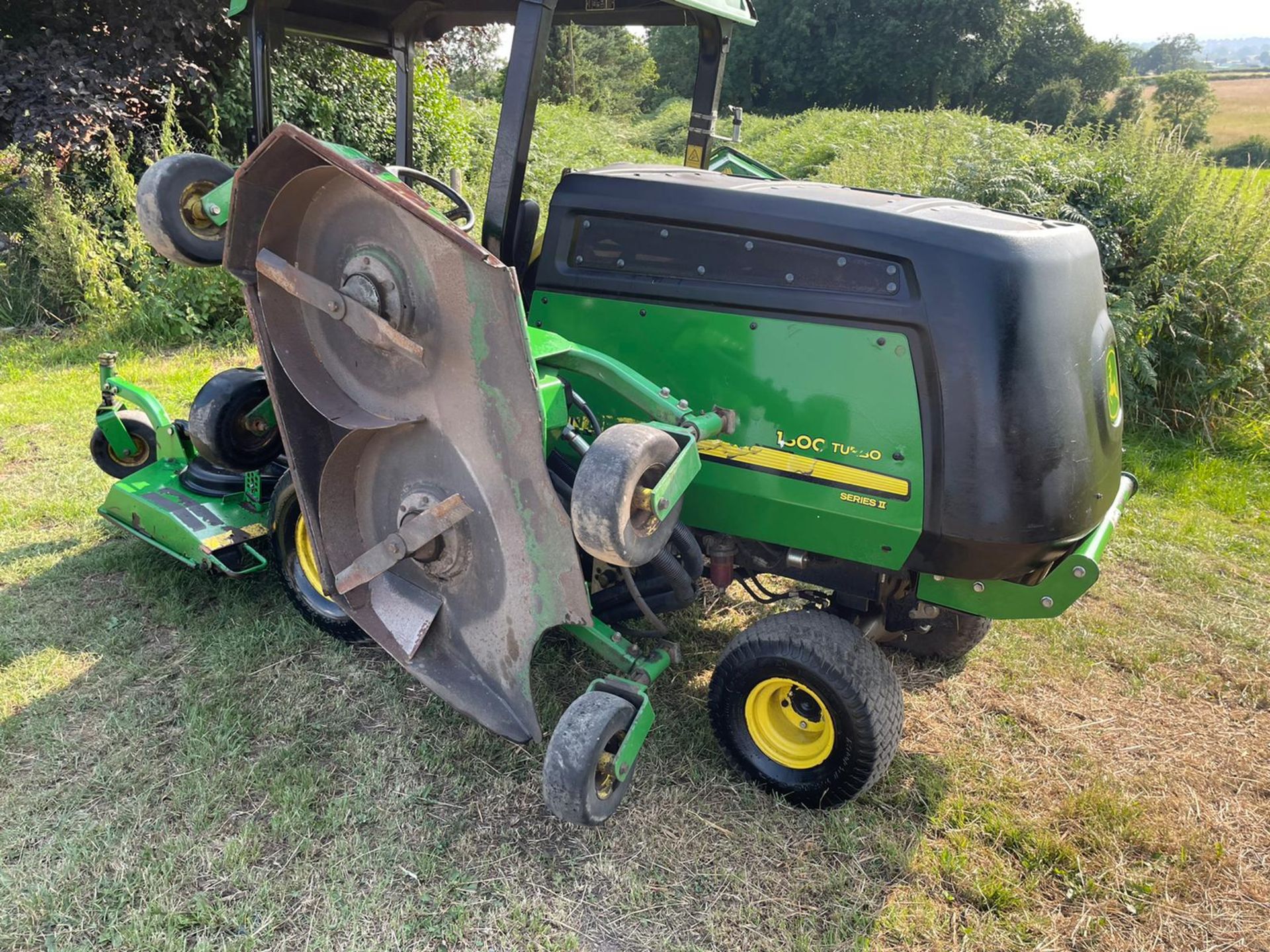 2011 JOHN DEERE 1600 WAM TURBO BATWING MOWER, RUNS DRIVES AND CUTS, A LOW 1796 HOURS *PLUS VAT* - Image 9 of 12