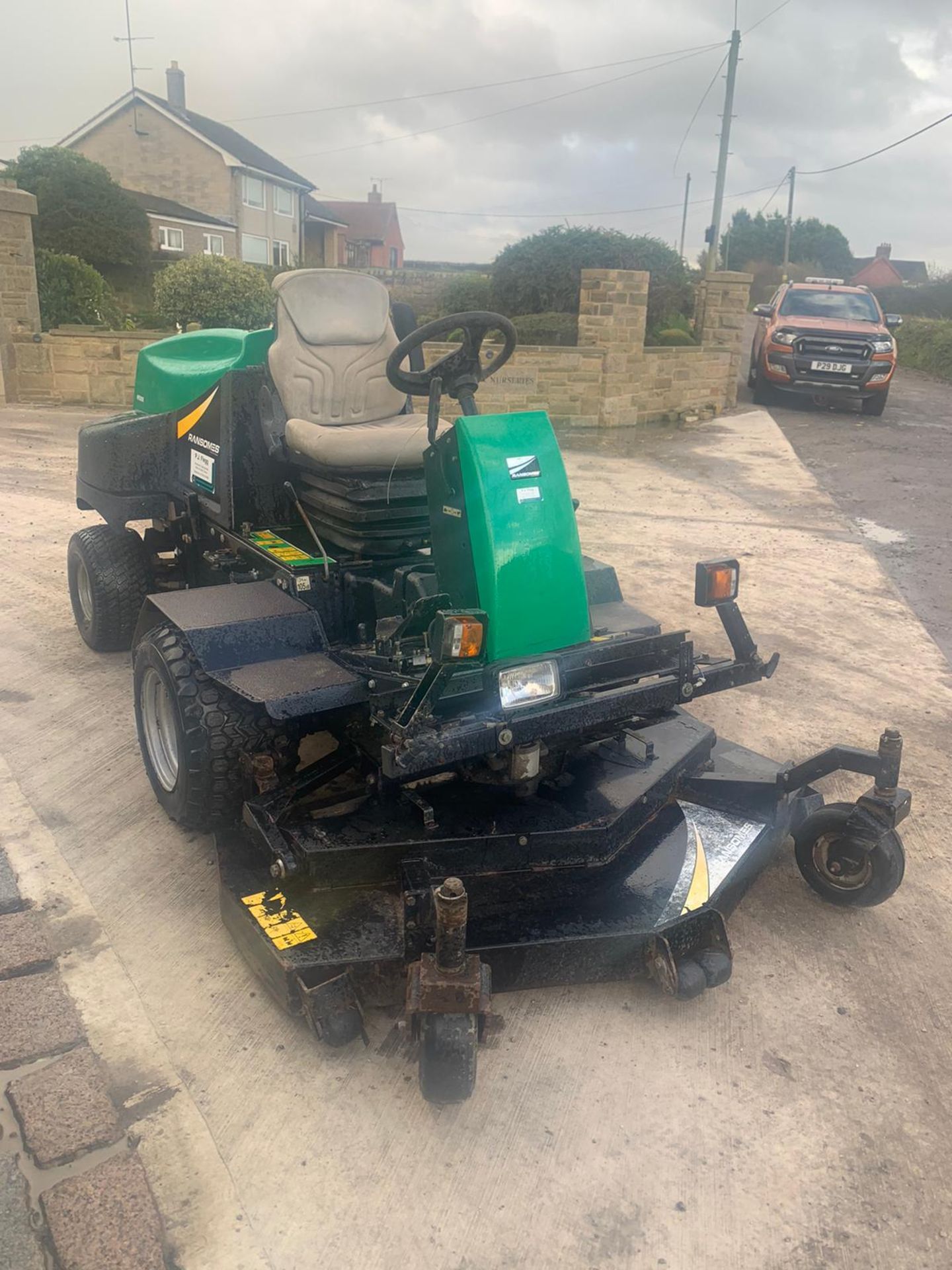 RANSOMES HR3806 OUT FRONT RIDE ON LAWN MOWER, RUNS, DRIVES AND CUTS *PLUS VAT* - Image 4 of 5