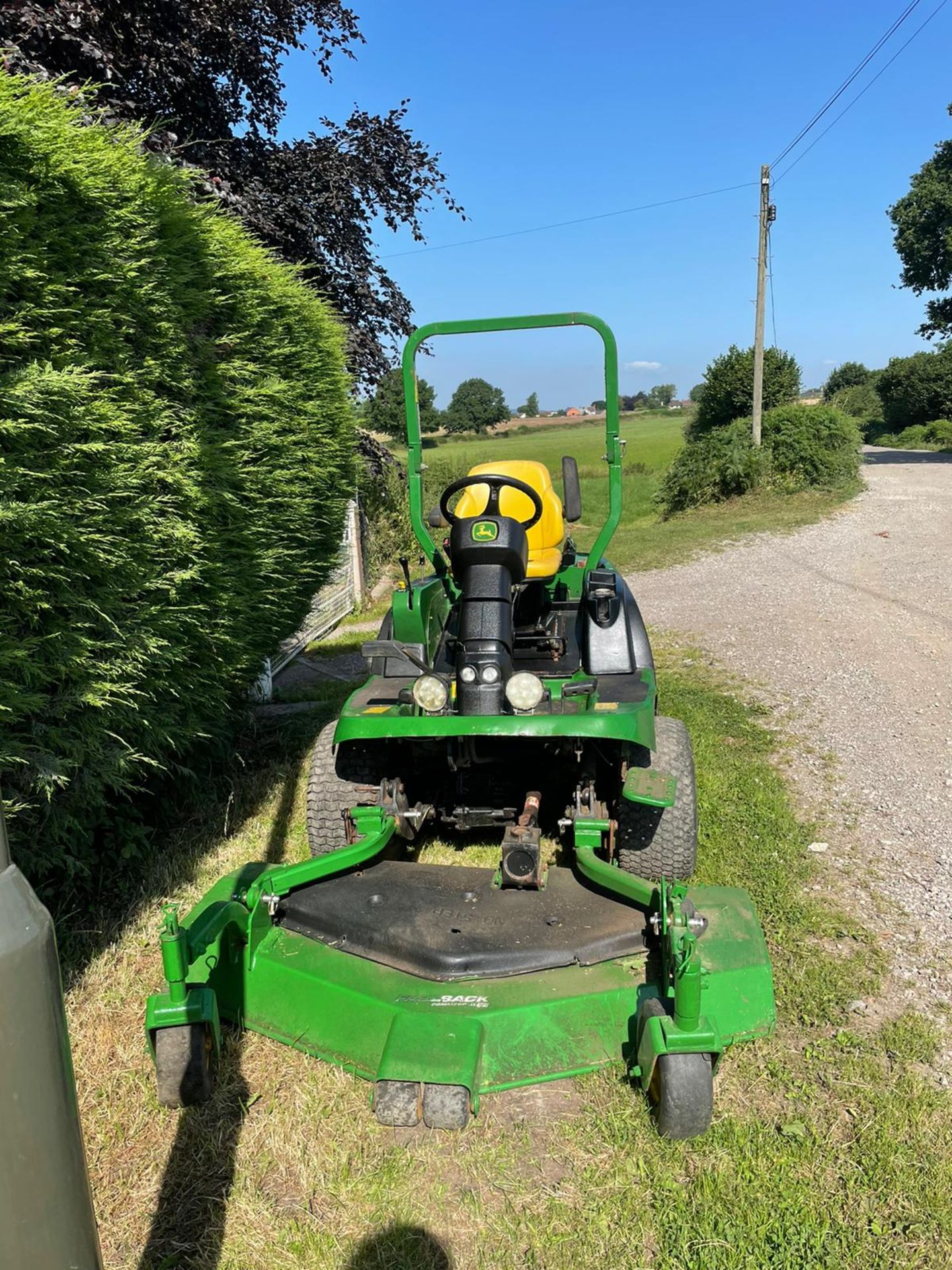 2010 JOHN DEERE 1545 RIDE ON LAWN MOWER, 62 INCH FASTBACK COMMERCIAL DECK, 4 WHEEL DRIVE *PLUS VAT* - Image 2 of 9