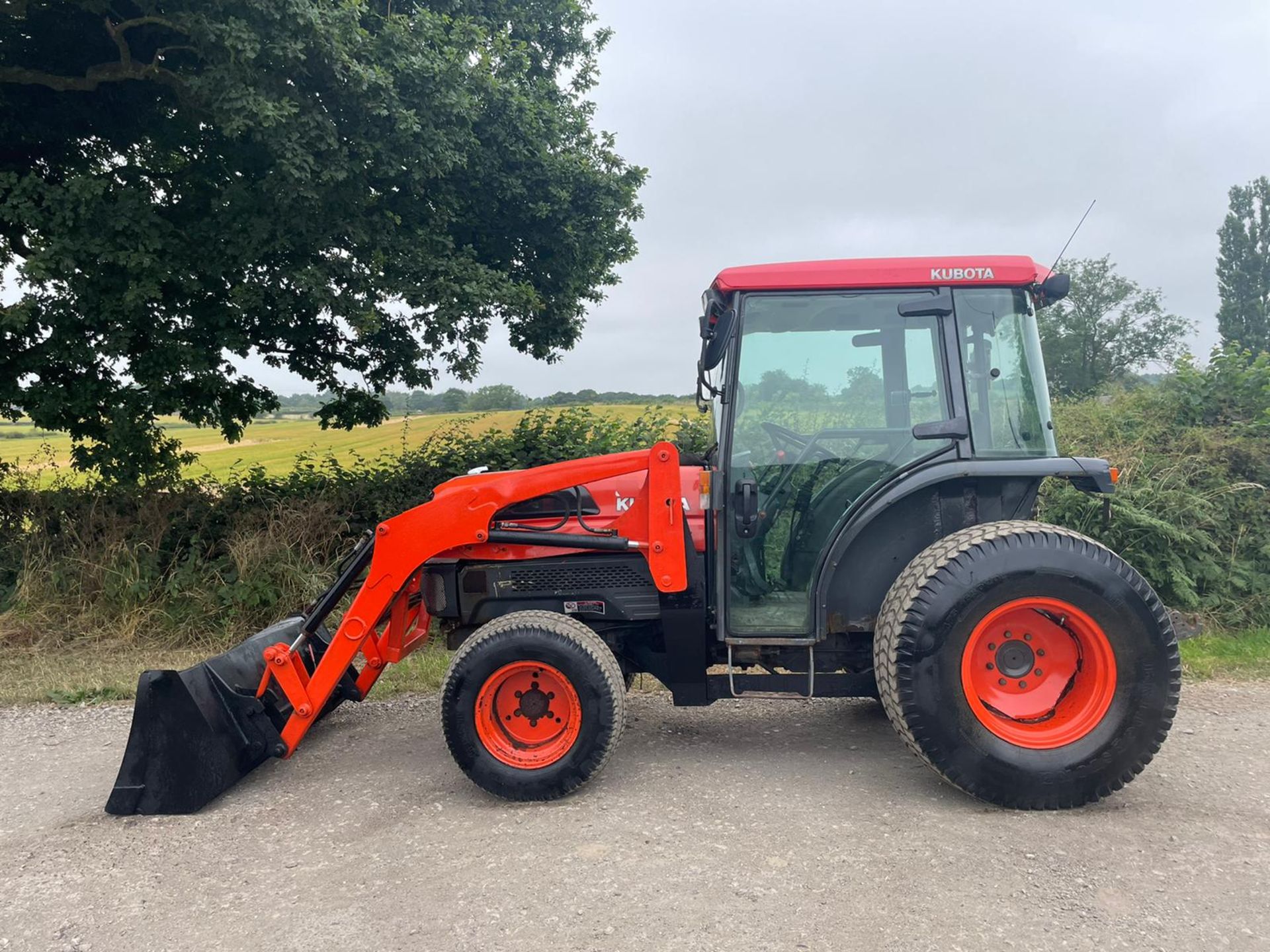 2005/55 KUBOTA L5030D TRACTOR WITH FRONT LOADER AND BUCKET, SHOWING A LOW 1263 HOURS *PLUS VAT*