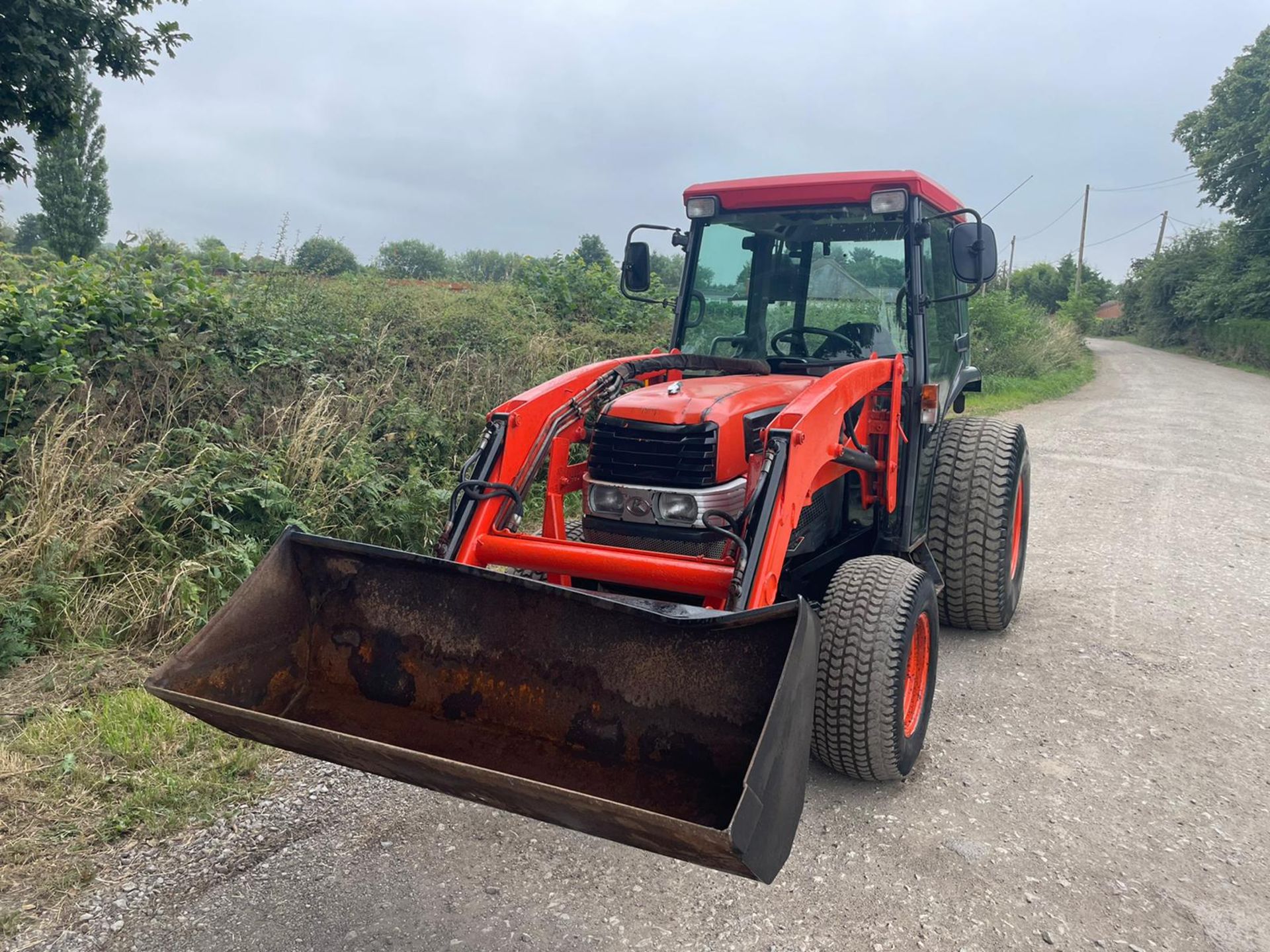 2005/55 KUBOTA L5030D TRACTOR WITH FRONT LOADER AND BUCKET, SHOWING A LOW 1263 HOURS *PLUS VAT* - Image 2 of 12
