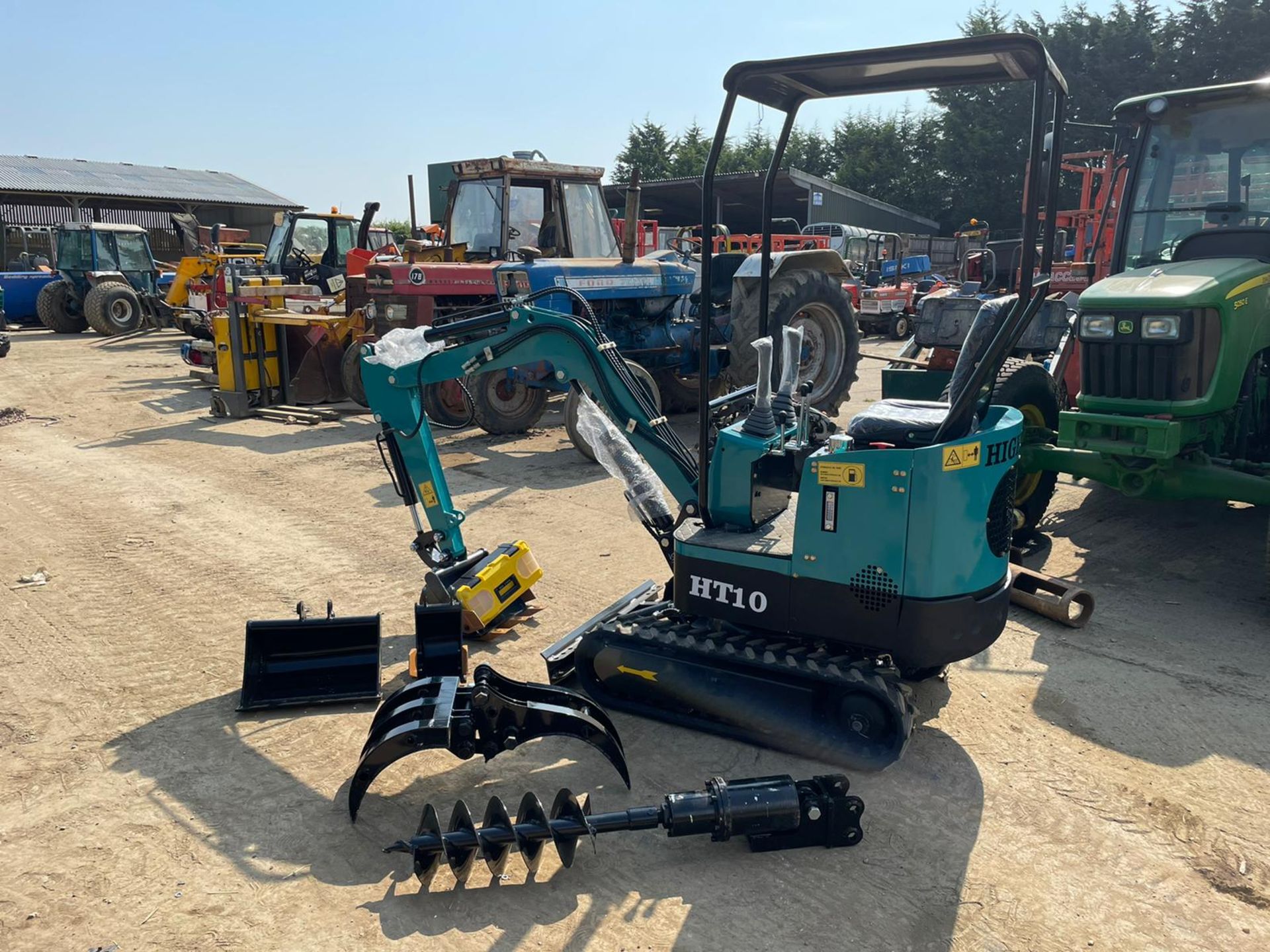 NEW AND UNUSED HIGH TOP HT10 MINI DIGGER / EXCAVATOR, RUNS DRIVES AND DIGS *PLUS VAT* - Image 7 of 11