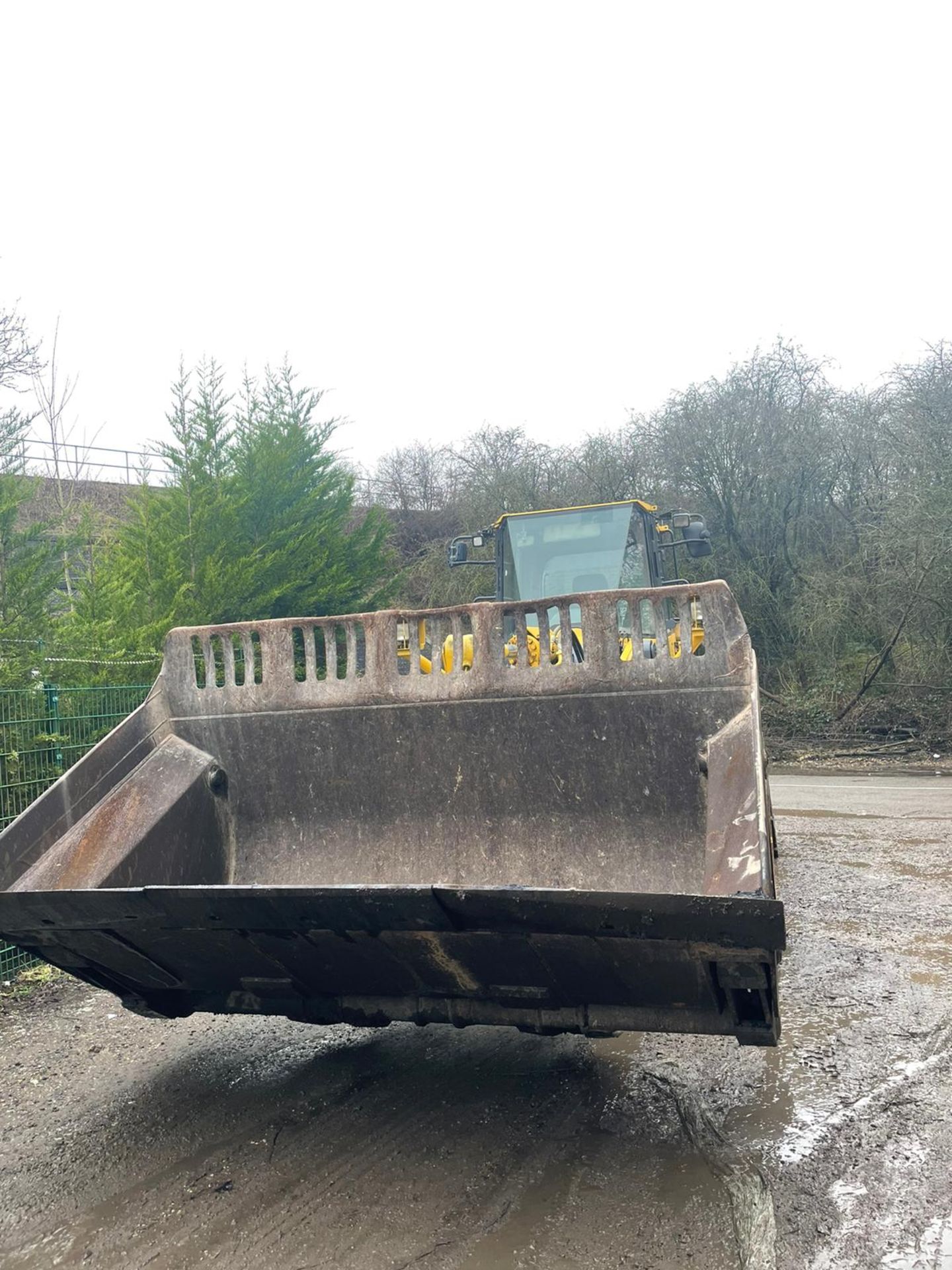 KOMATSU WA430 LOADING SHOVEL, HIGH TIP BUCKET, AUTO GREASING, SOLID TYRES, YEAR 2009 *PLUS VAT* - Image 7 of 8