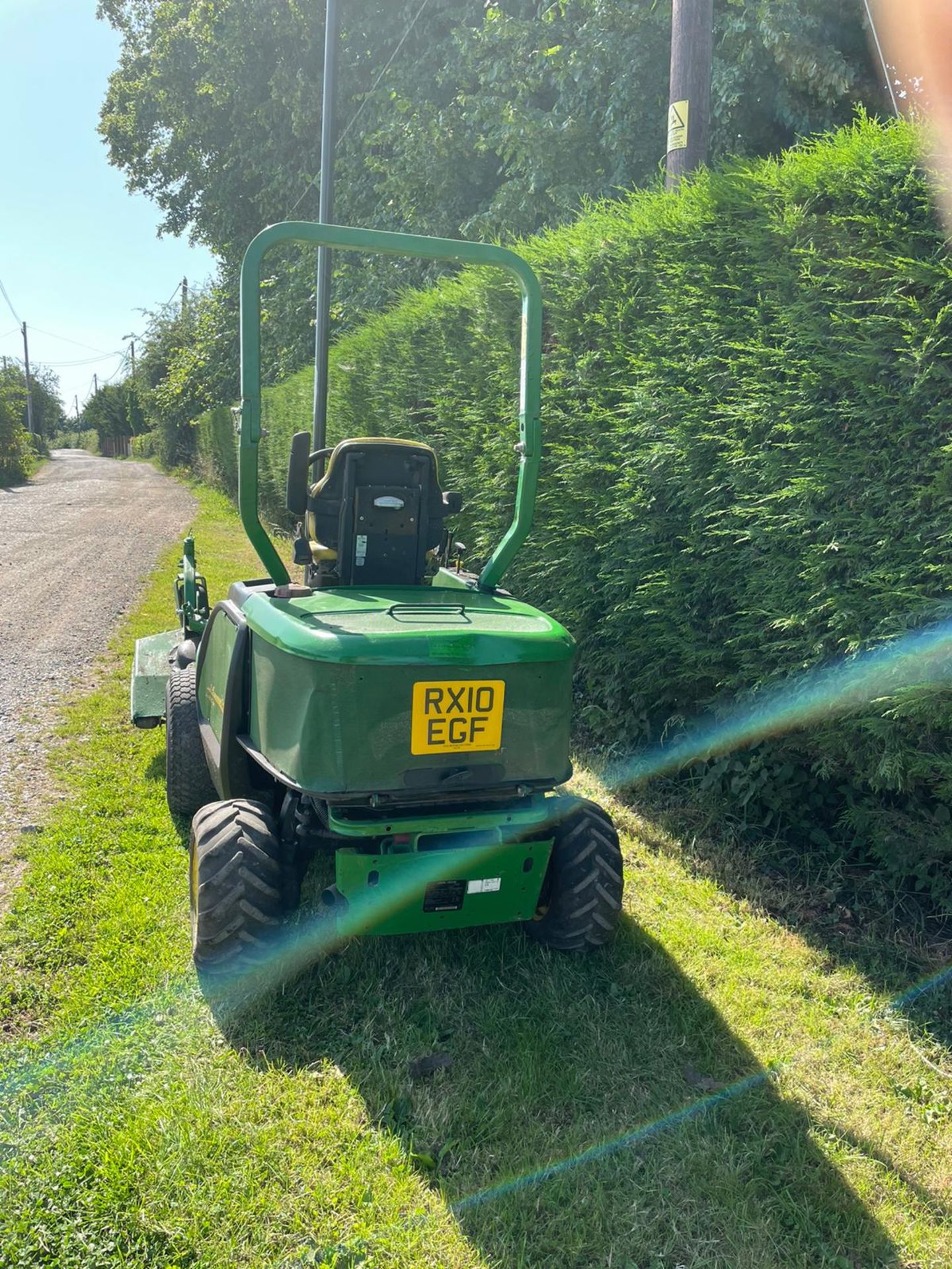 2010 JOHN DEERE 1545 RIDE ON LAWN MOWER, 62 INCH FASTBACK COMMERCIAL DECK, 4 WHEEL DRIVE *PLUS VAT* - Image 4 of 9