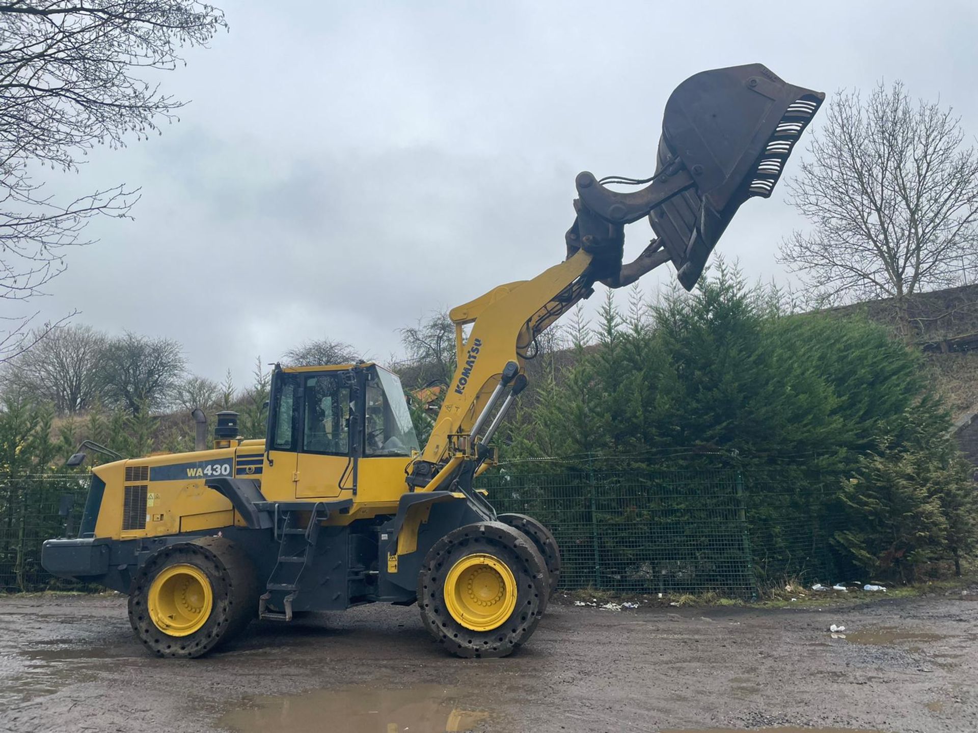 KOMATSU WA430 LOADING SHOVEL, HIGH TIP BUCKET, AUTO GREASING, SOLID TYRES, YEAR 2009 *PLUS VAT* - Image 2 of 8